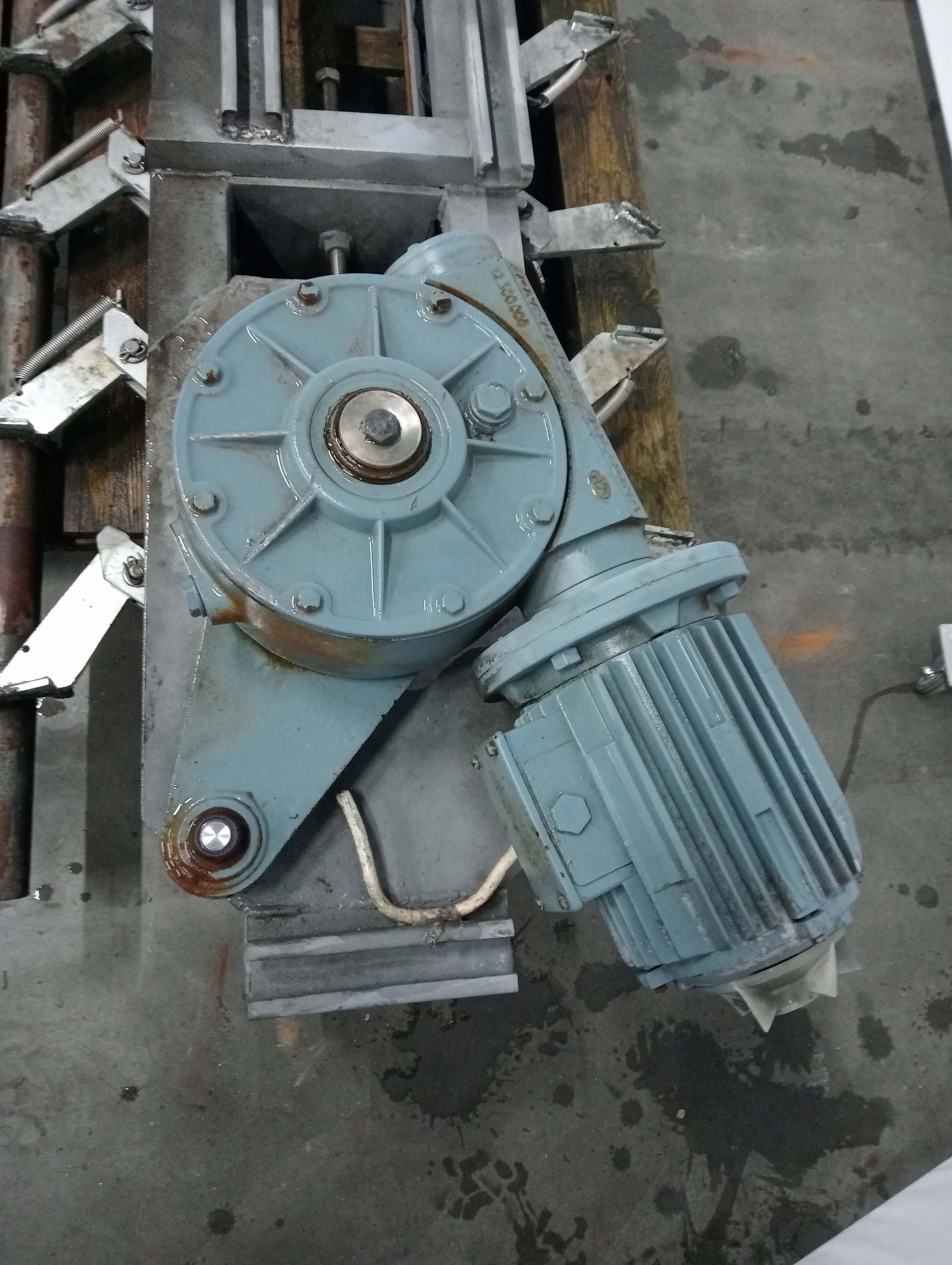 Used Lift conveyor empty hooks