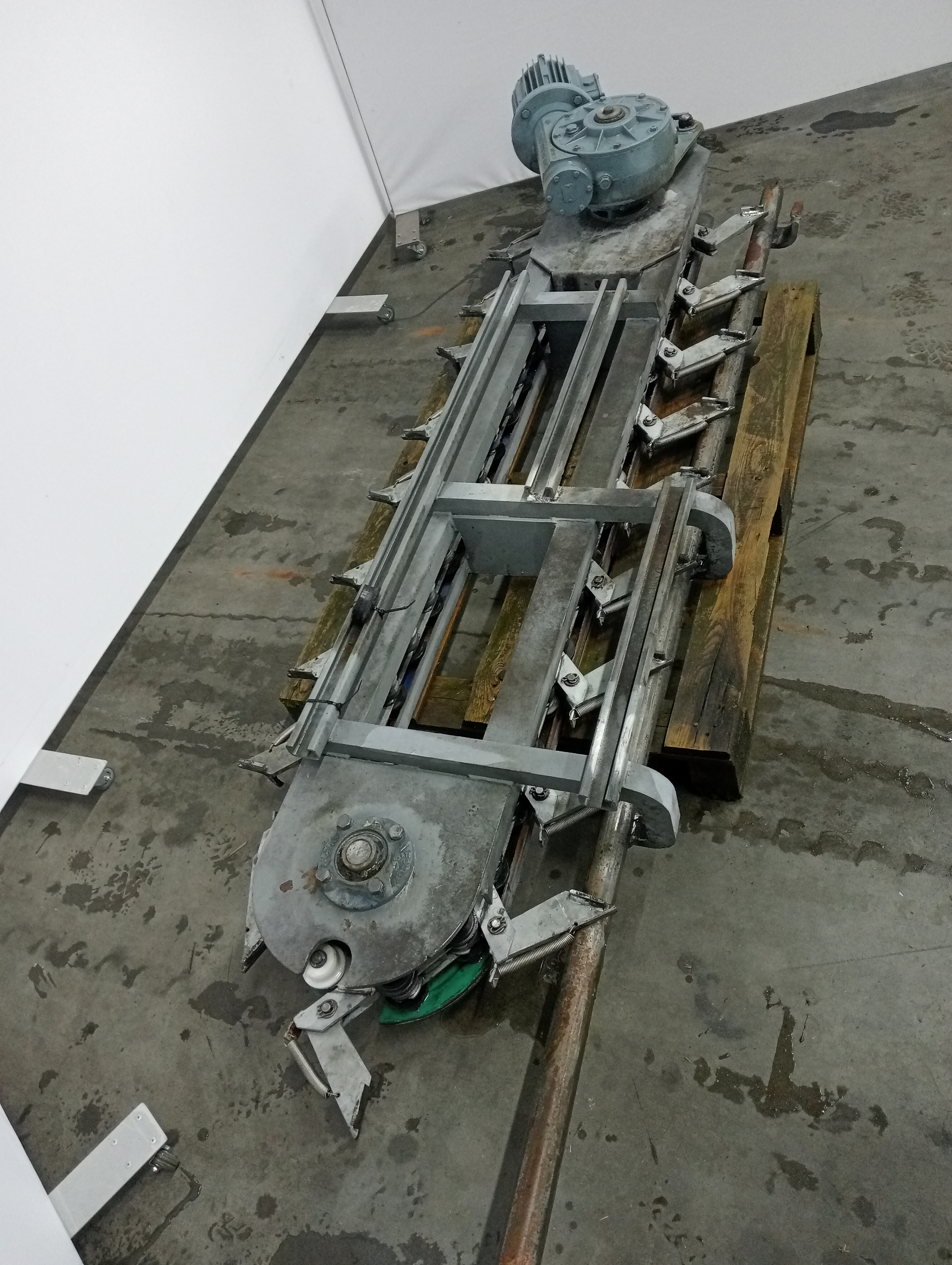 Used Lift conveyor empty hooks