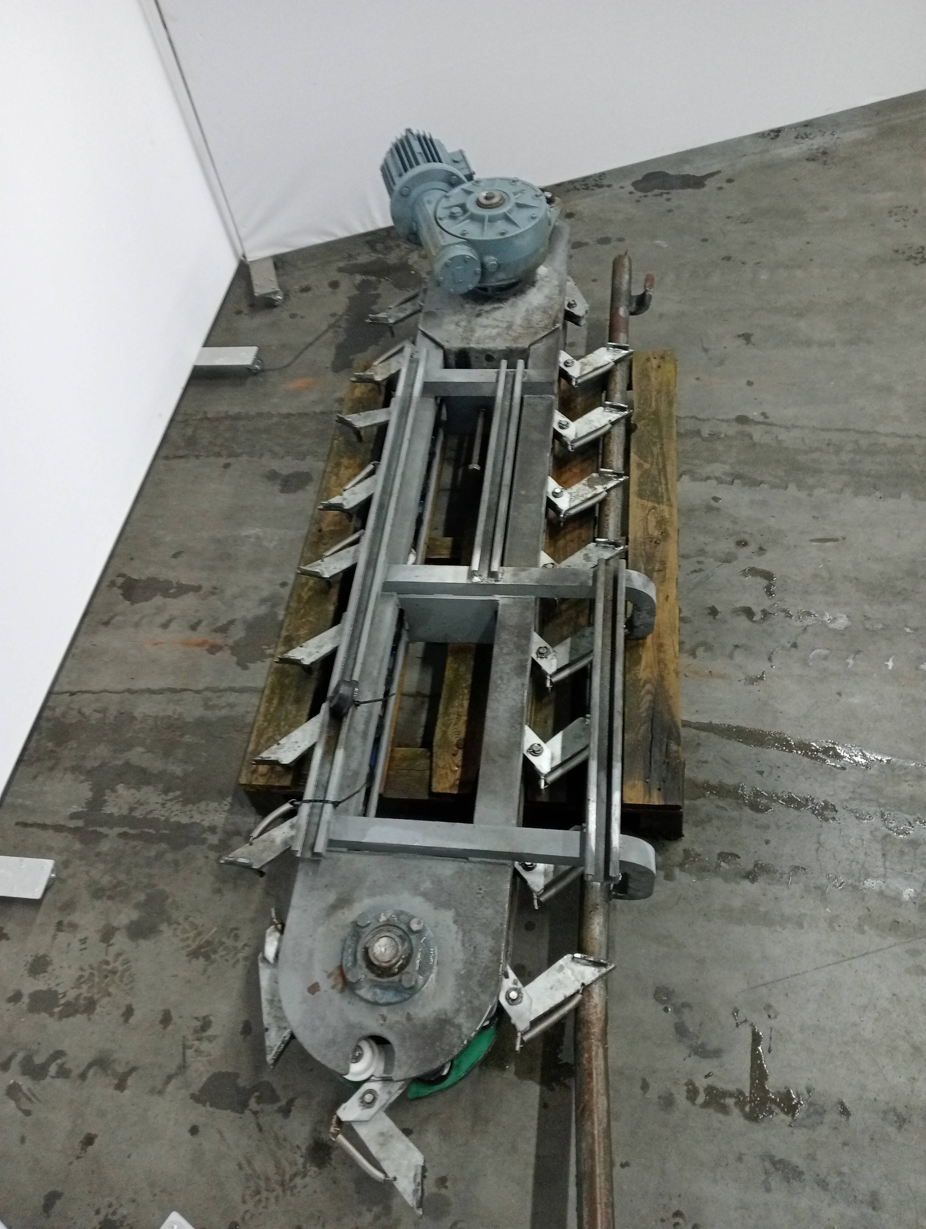 Used Lift conveyor empty hooks