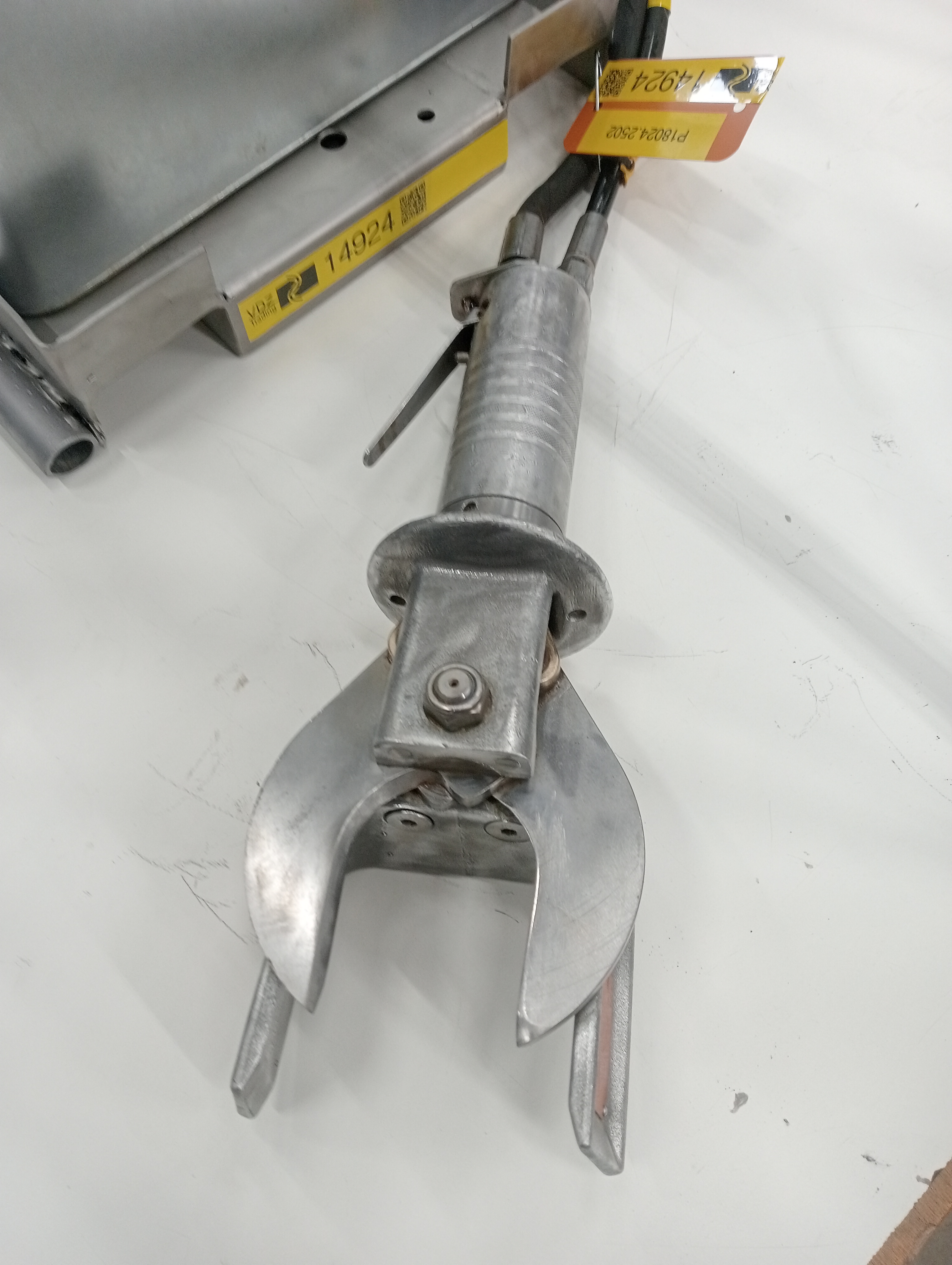 Used Claw and leg cutter set with hydraulic unit and balancer