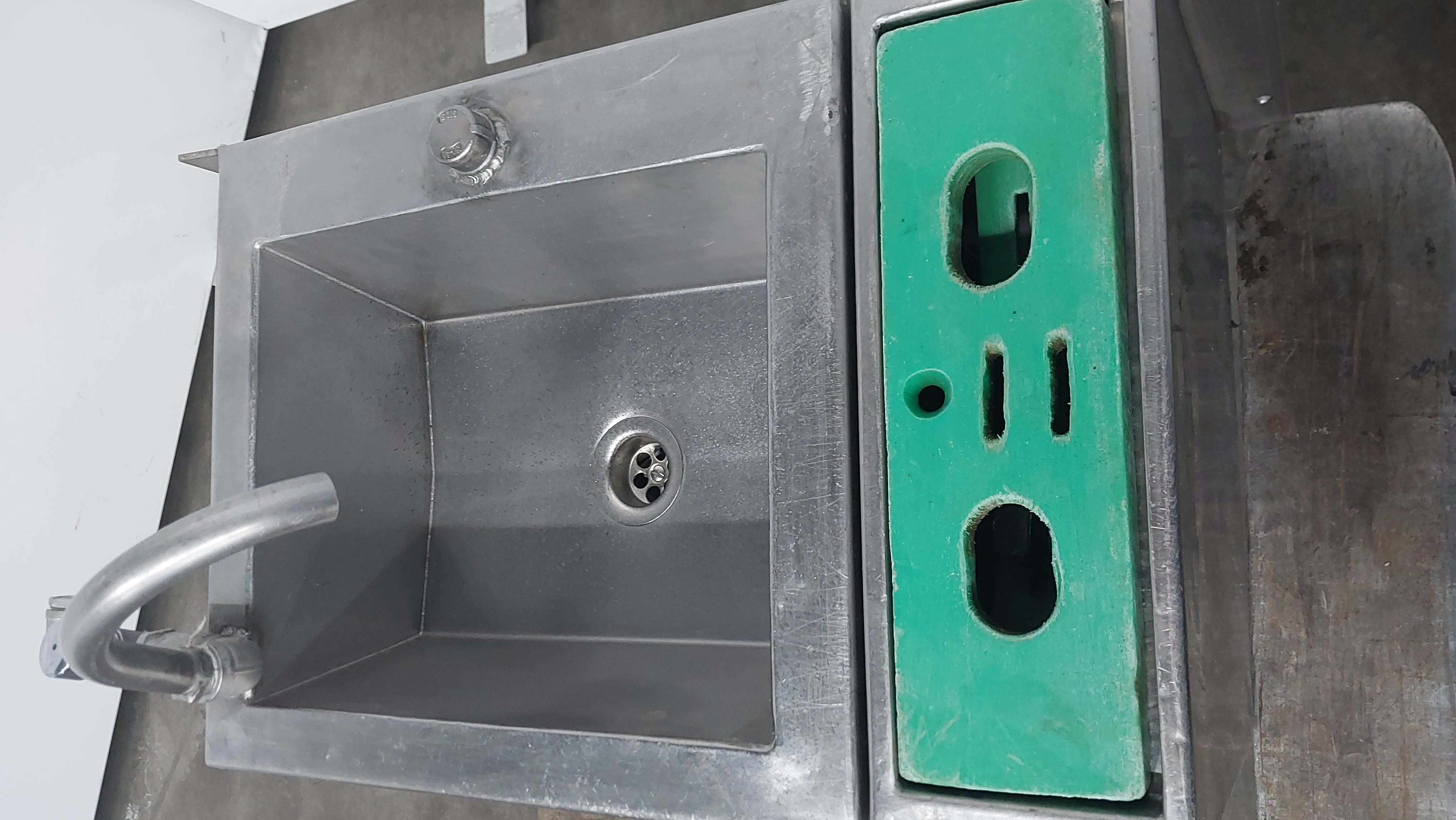 Used Wash basin with steriliser