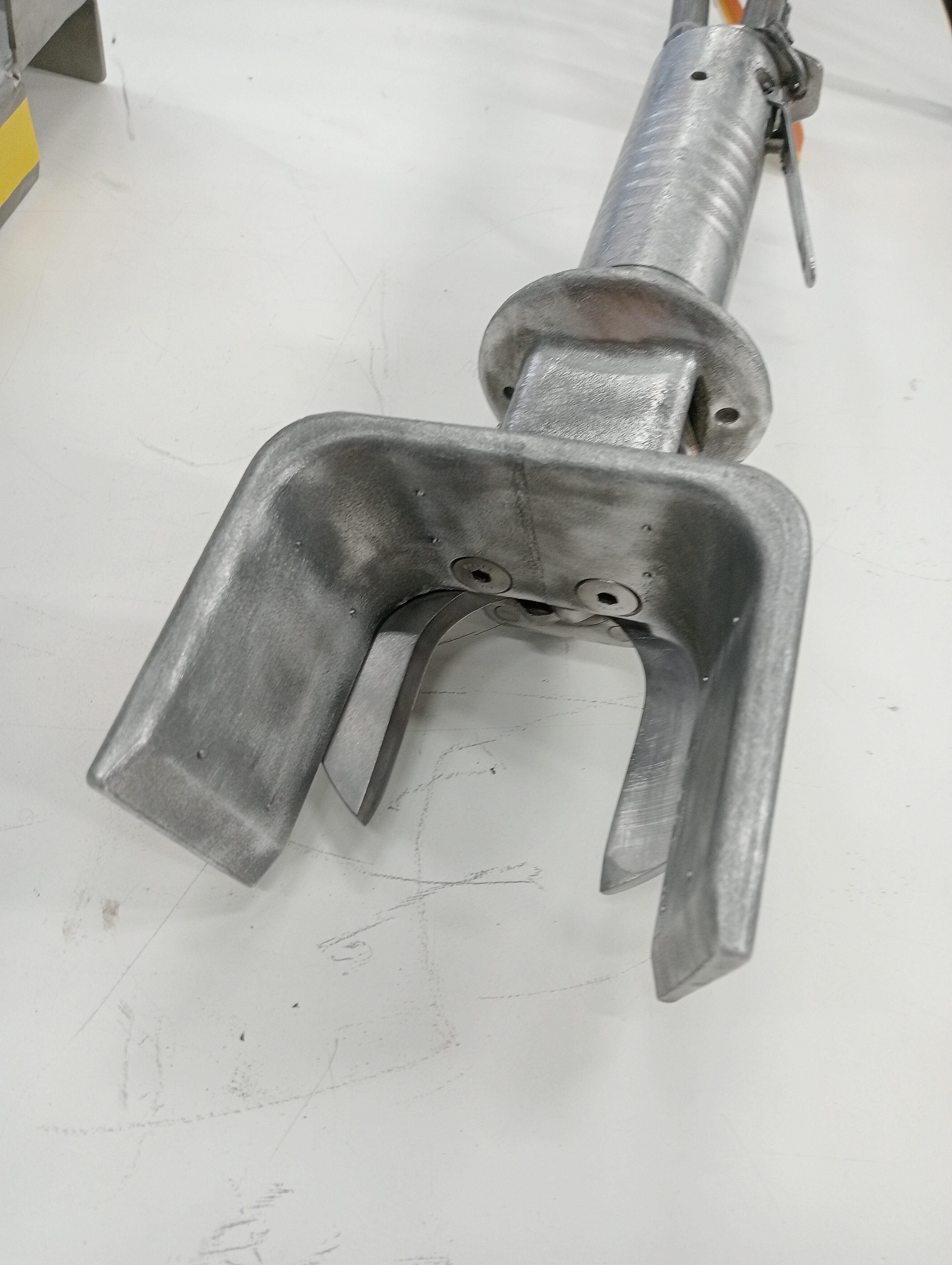 Used Claw and leg cutter set with hydraulic unit and balancer