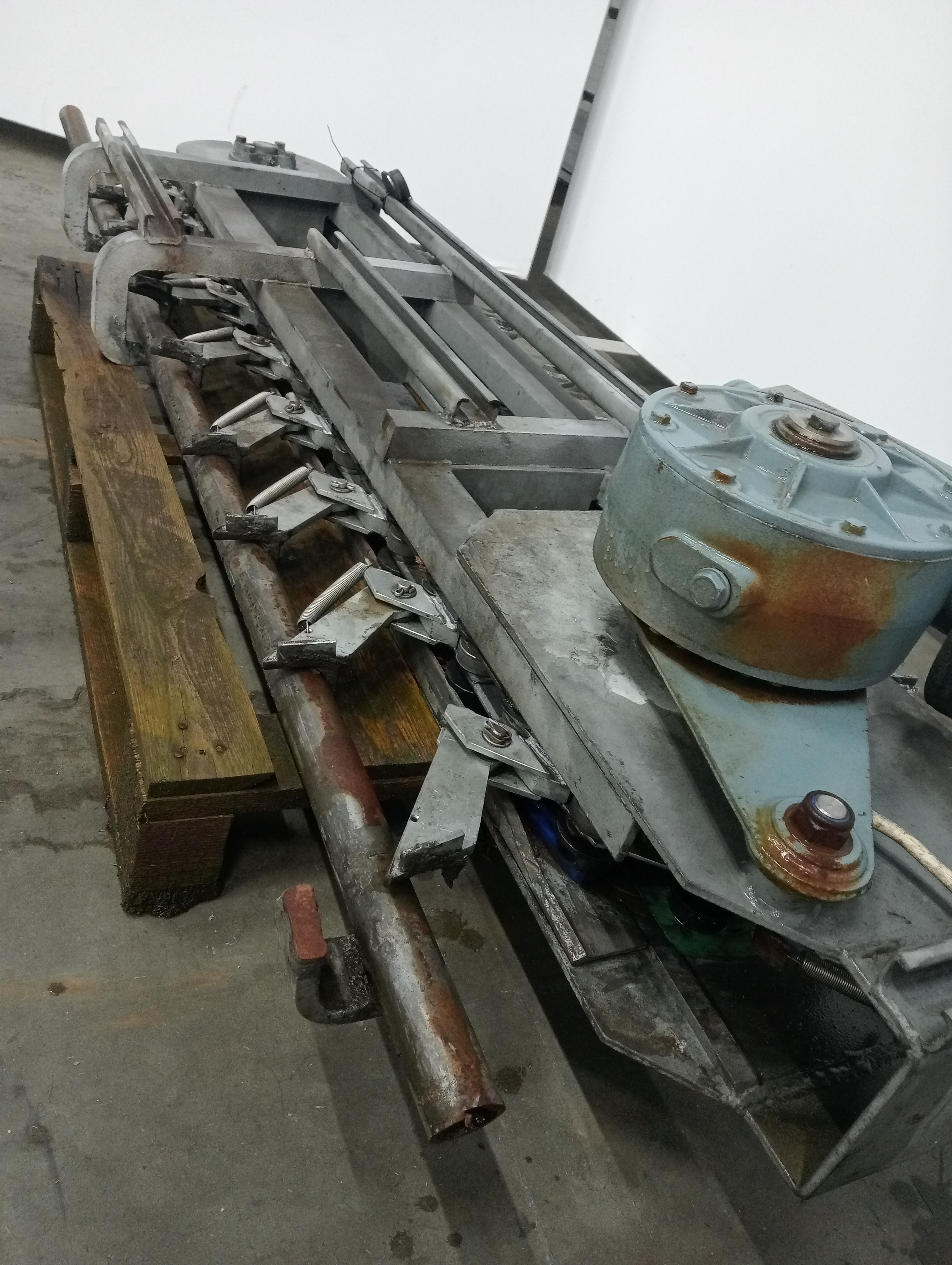 Used Lift conveyor empty hooks