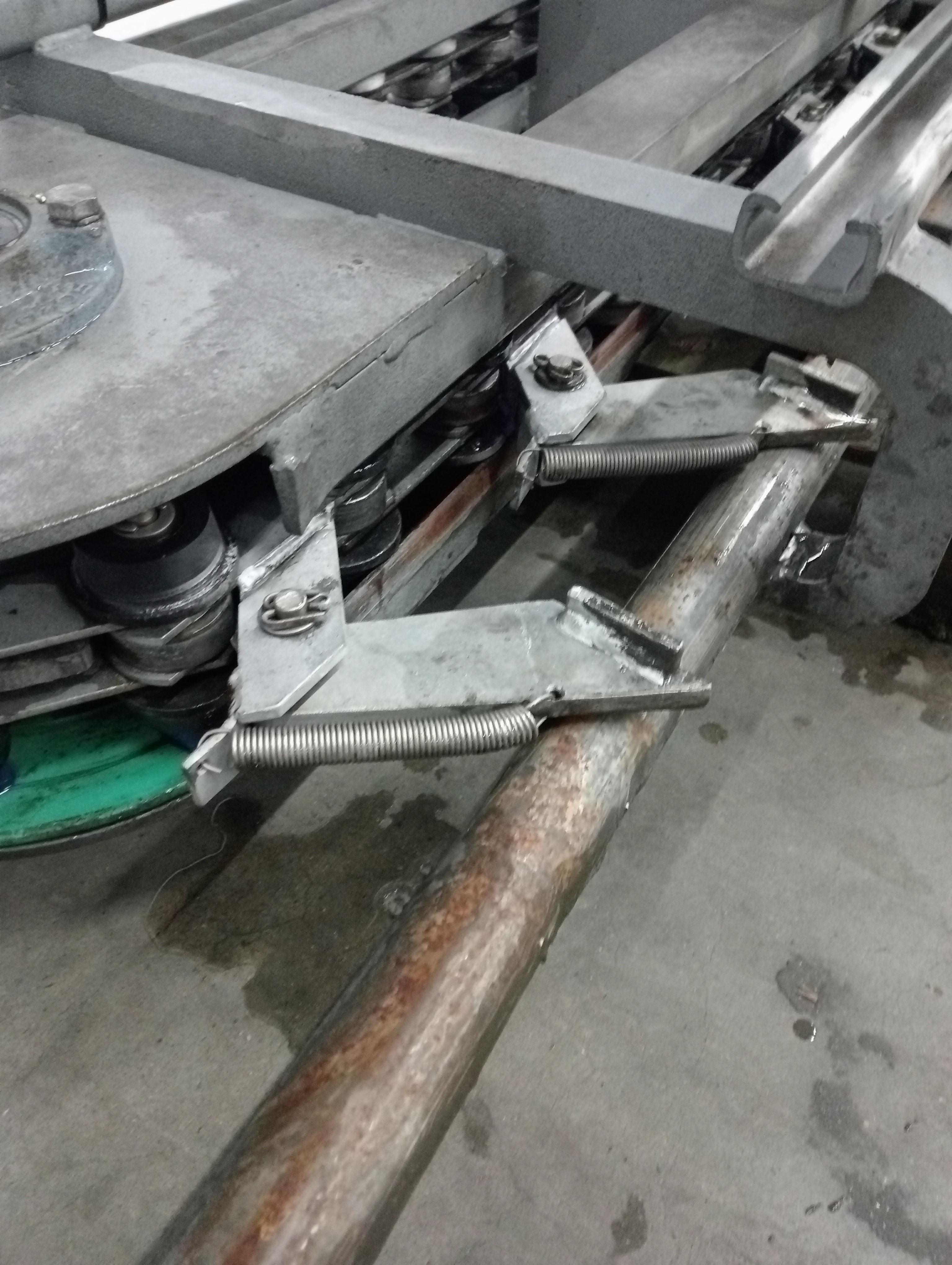 Used Lift conveyor empty hooks