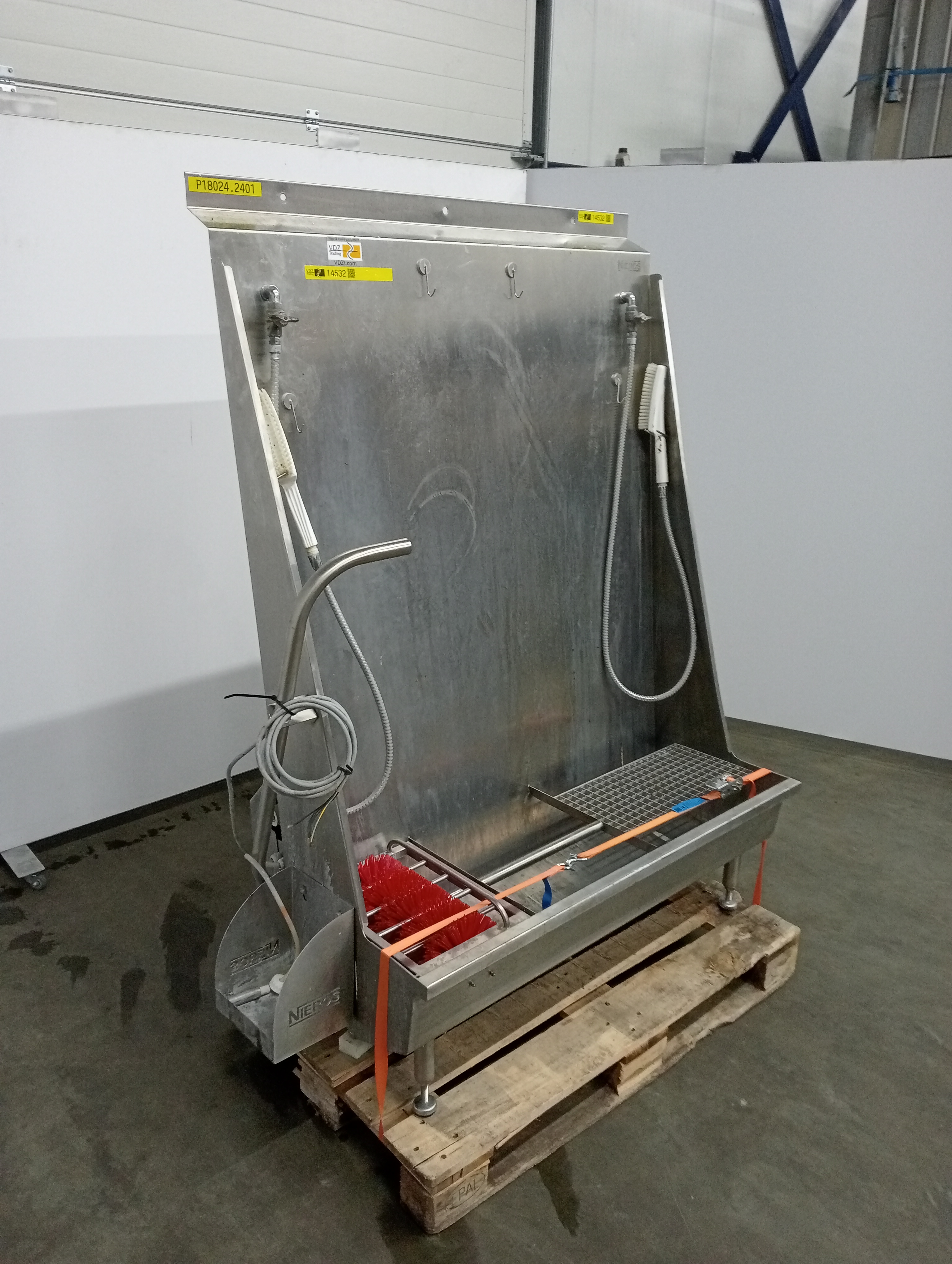 Used Boots and apron washing unit