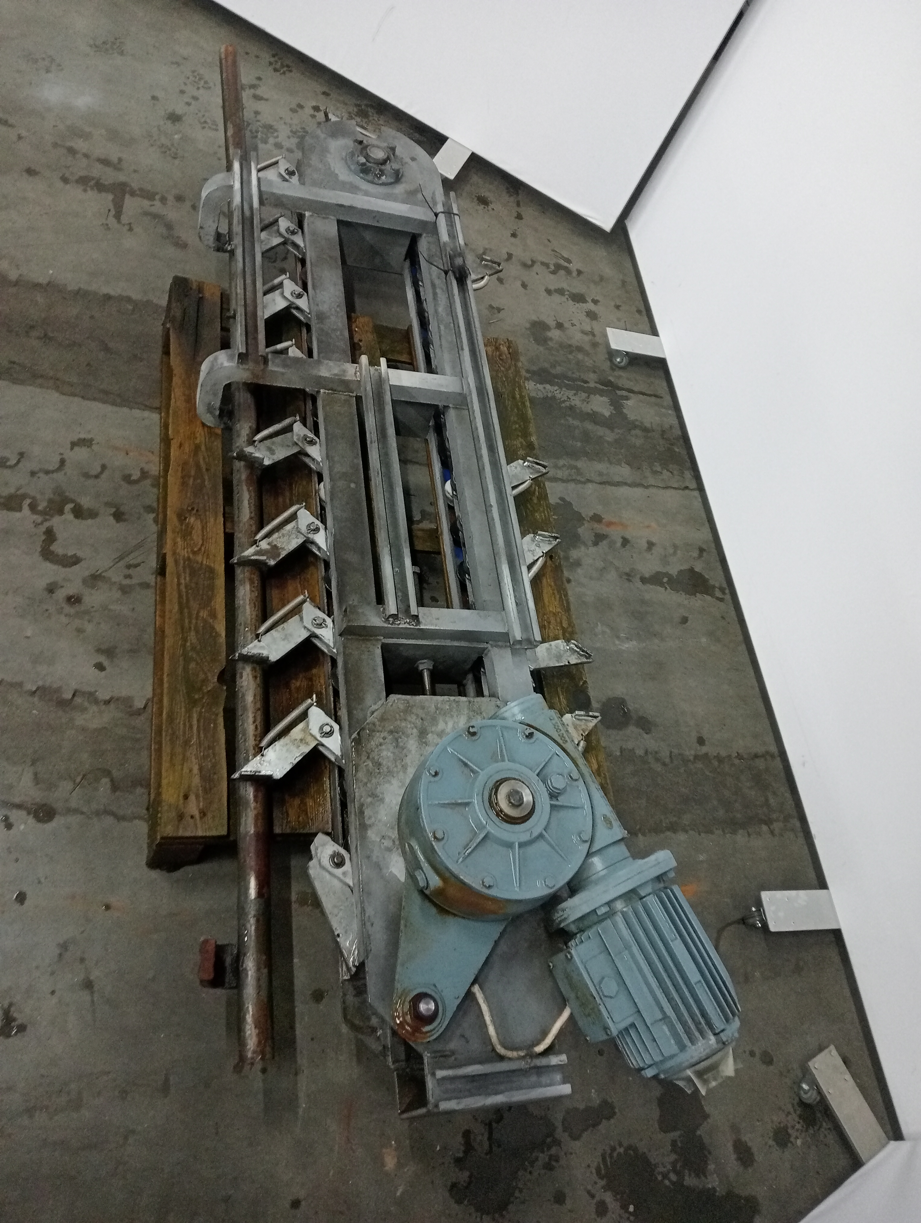 Used Lift conveyor empty hooks