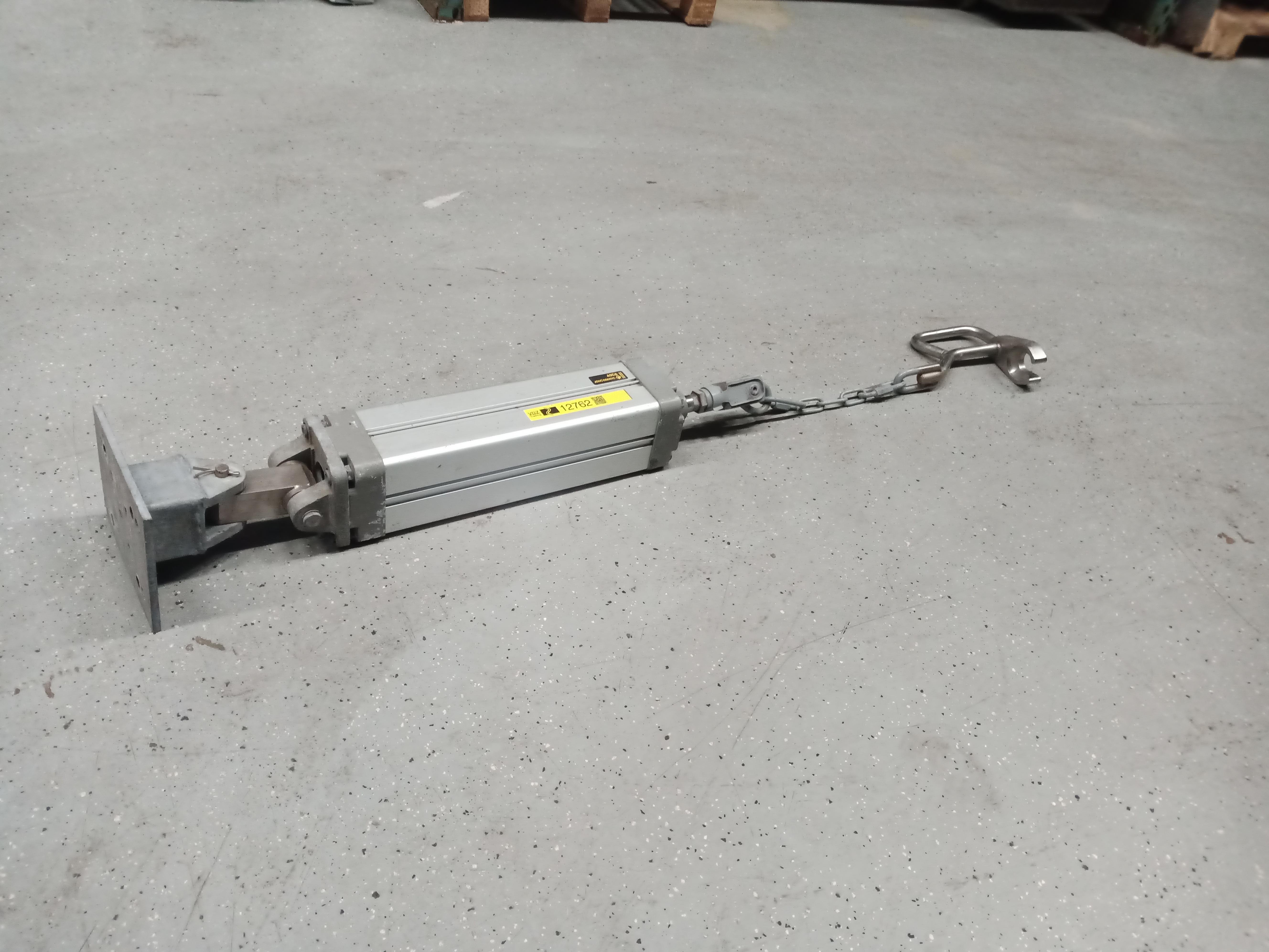 Used Hook lift cylinder for rehanging