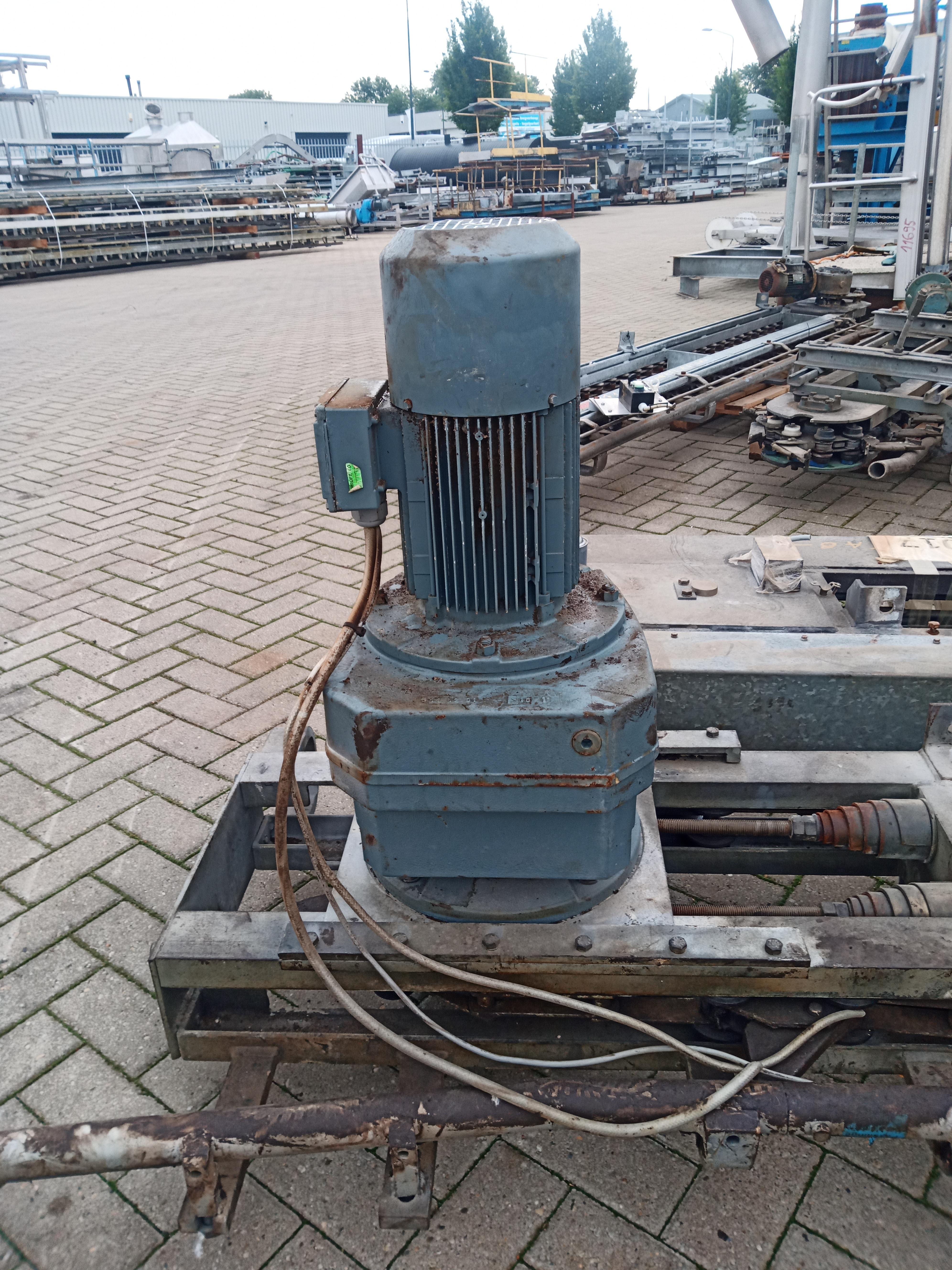 Used Elevator for gambrelling table