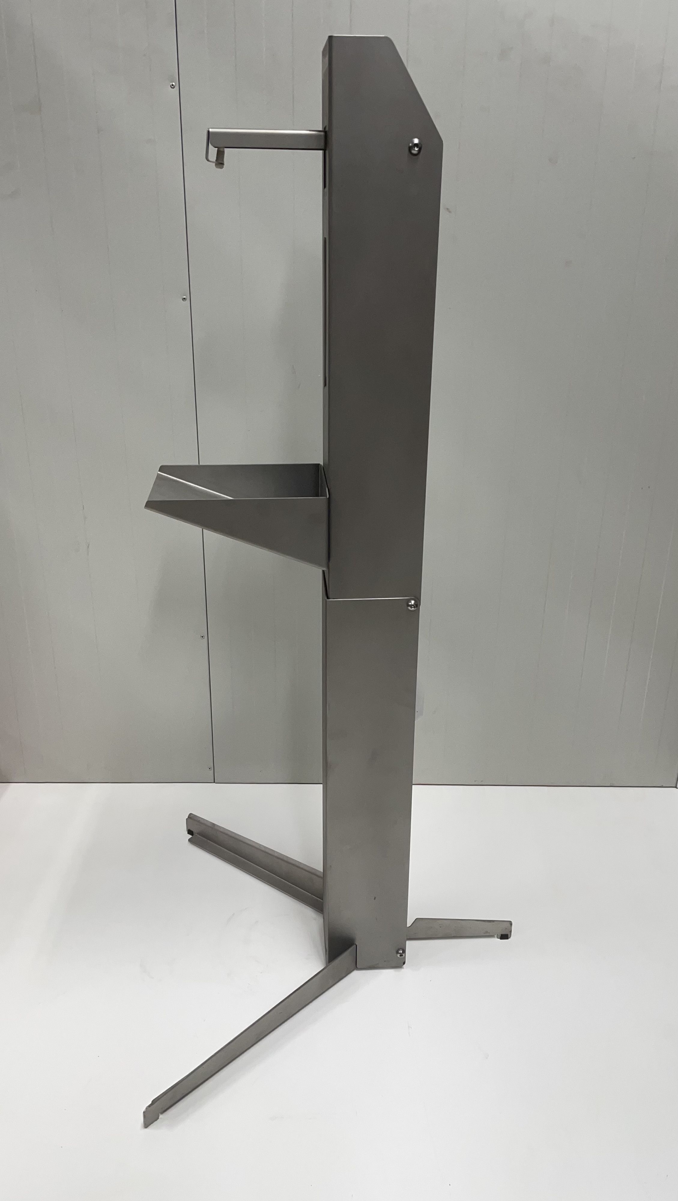 Used Hand sanitizer dispenser pole - Desinfection