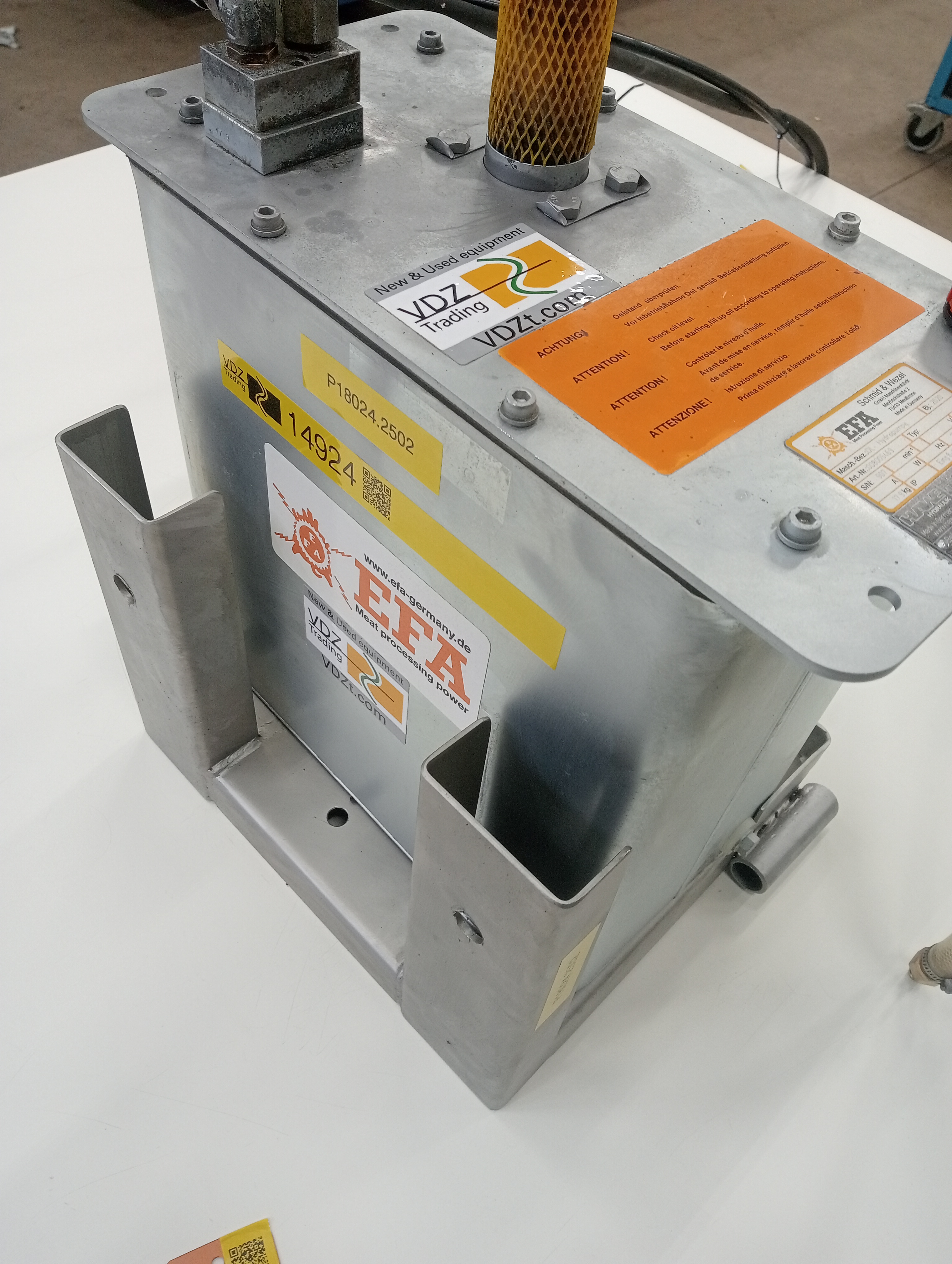 Used Claw and leg cutter set with hydraulic unit and balancer