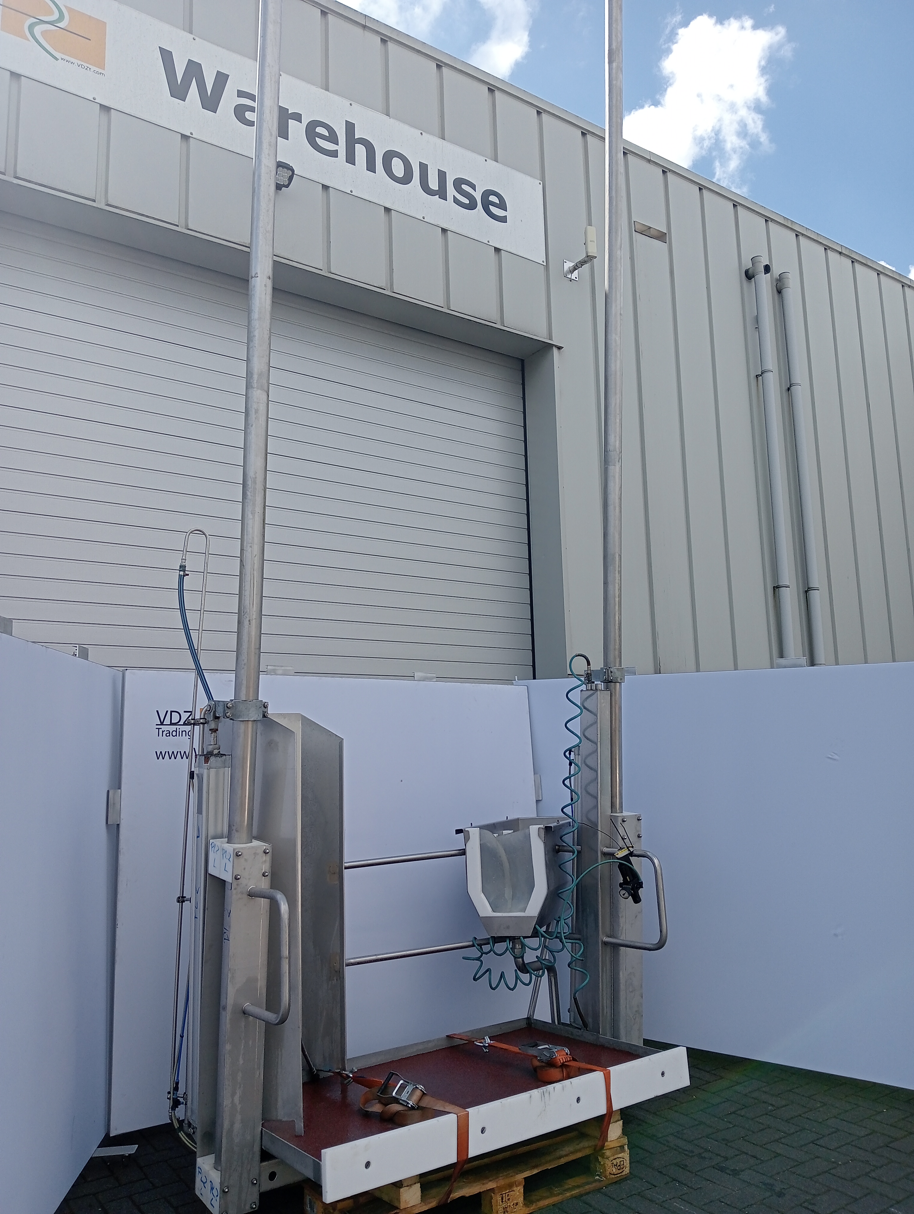 Used Splitting platform with saw sterilizer