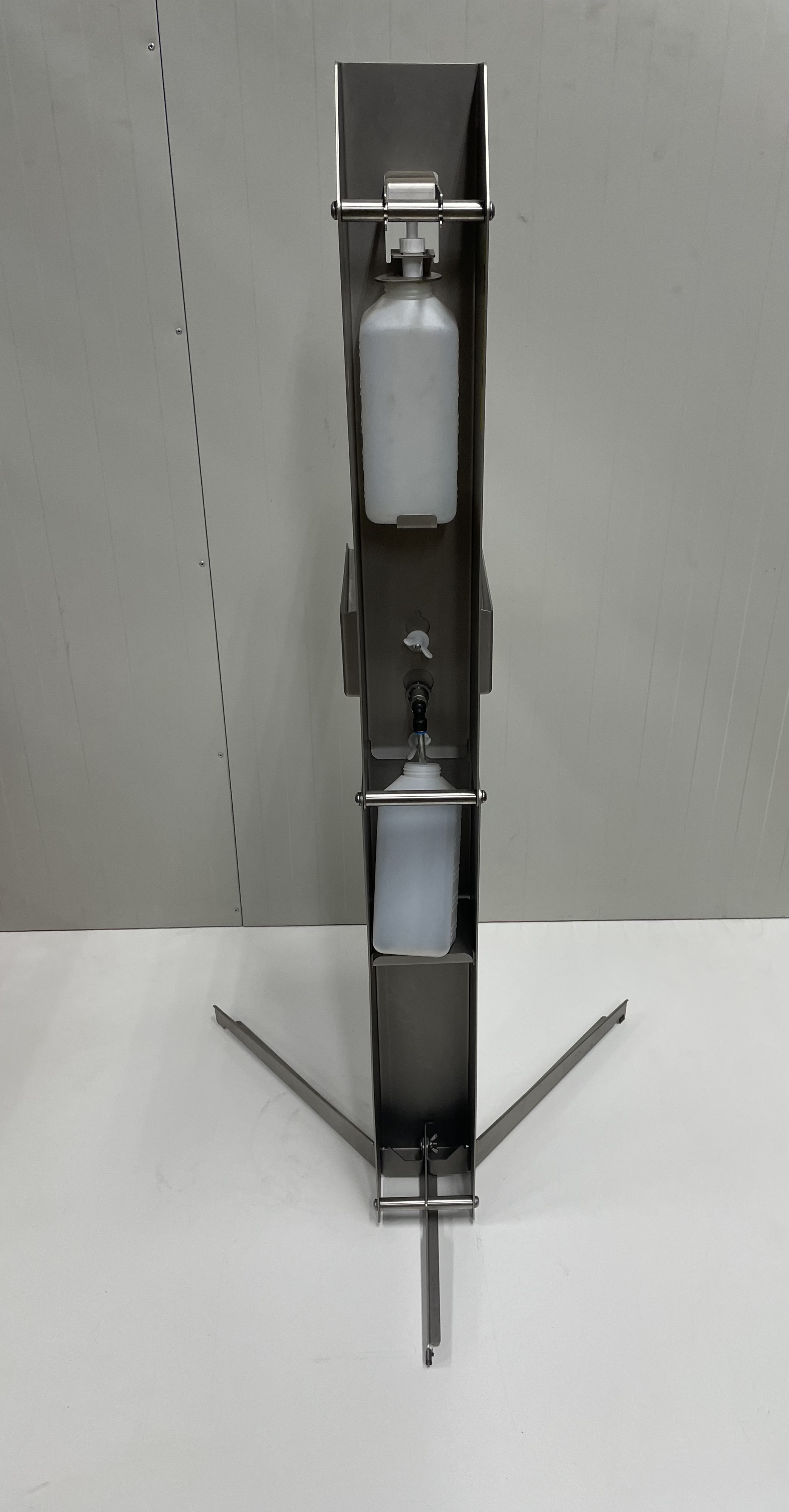 Used Hand sanitizer dispenser pole - Desinfection