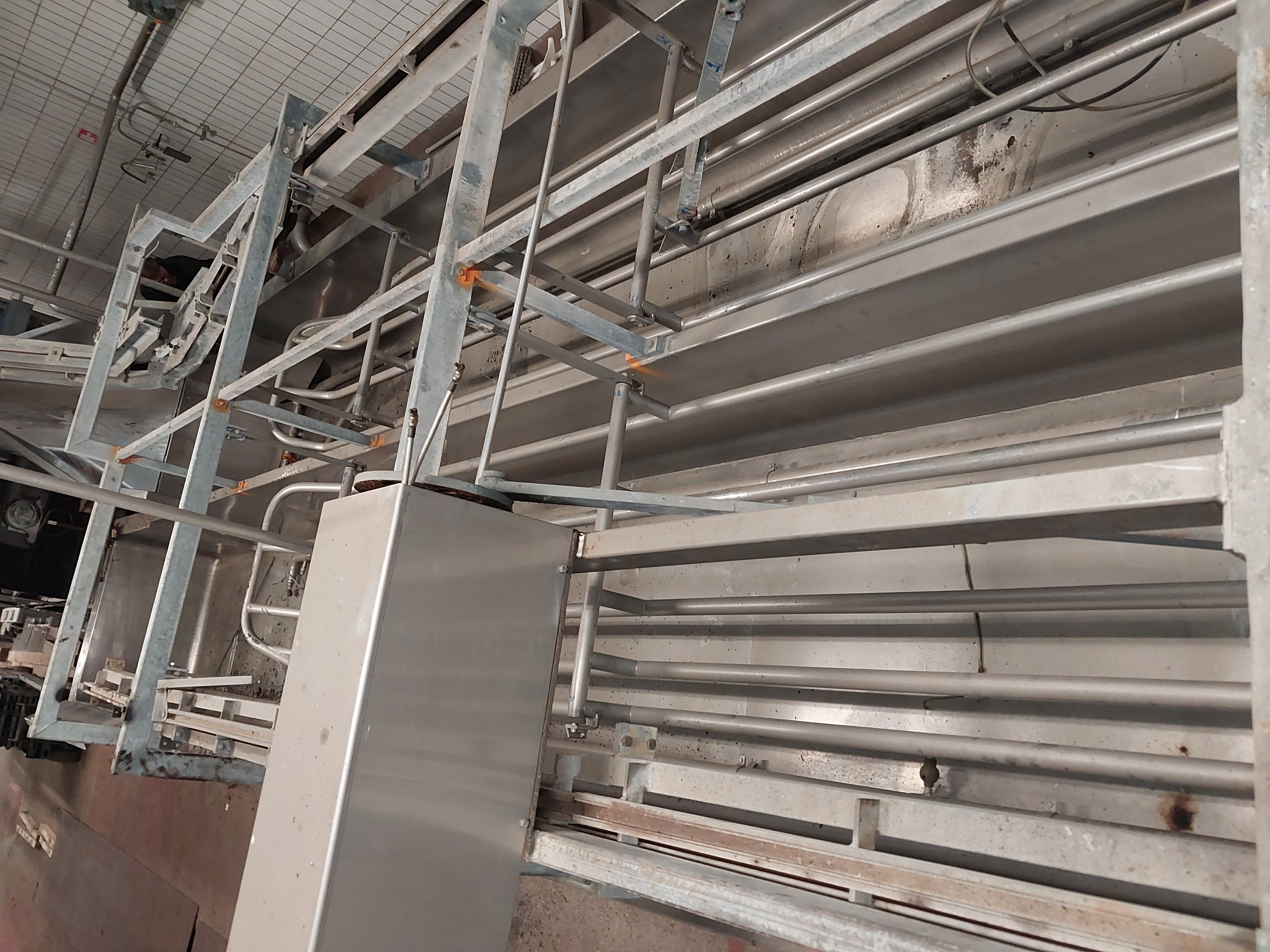 Used Pull-through scalding tank