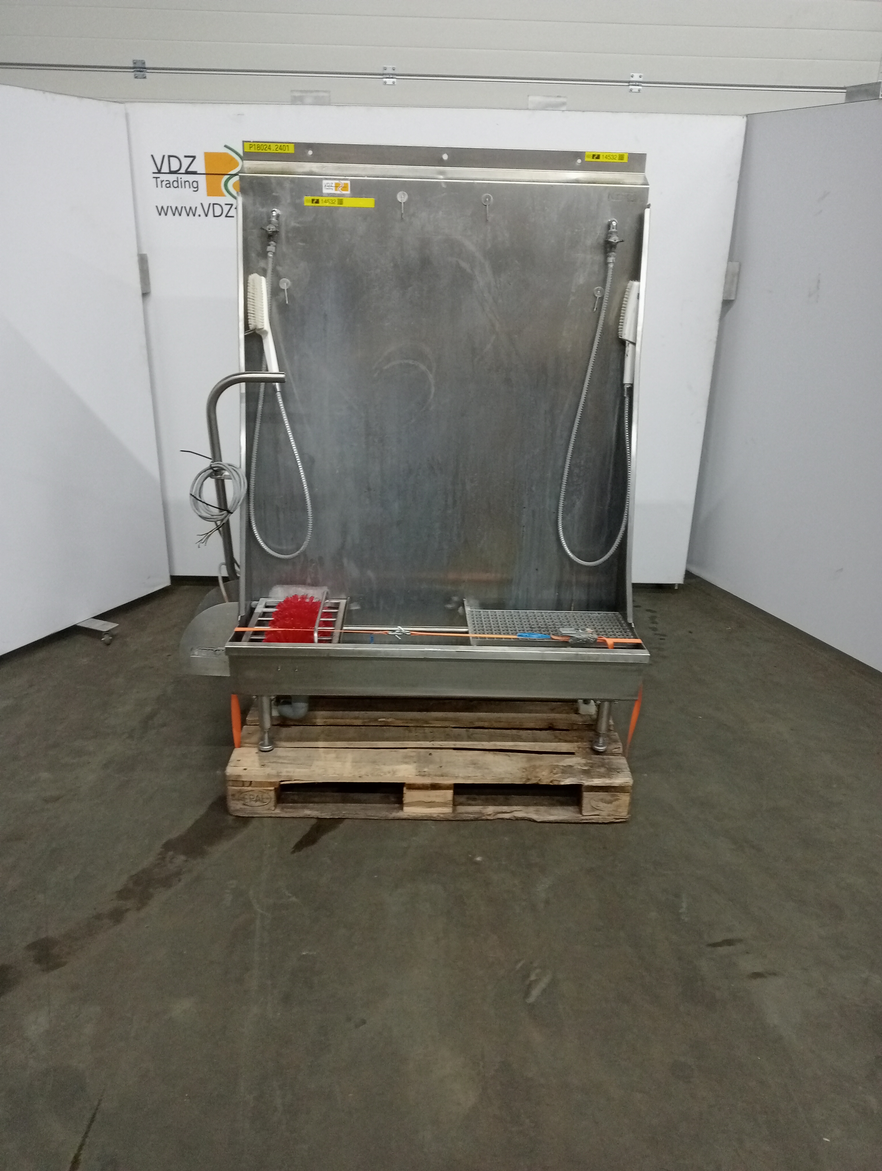 Used Boots and apron washing unit