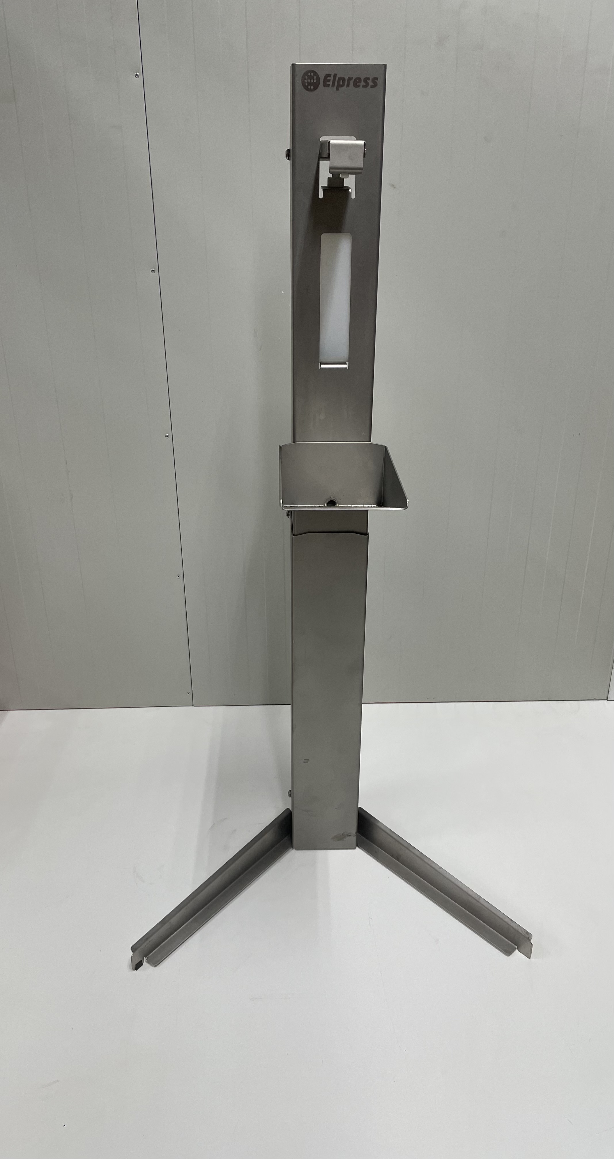 Used Hand sanitizer dispenser pole - Desinfection
