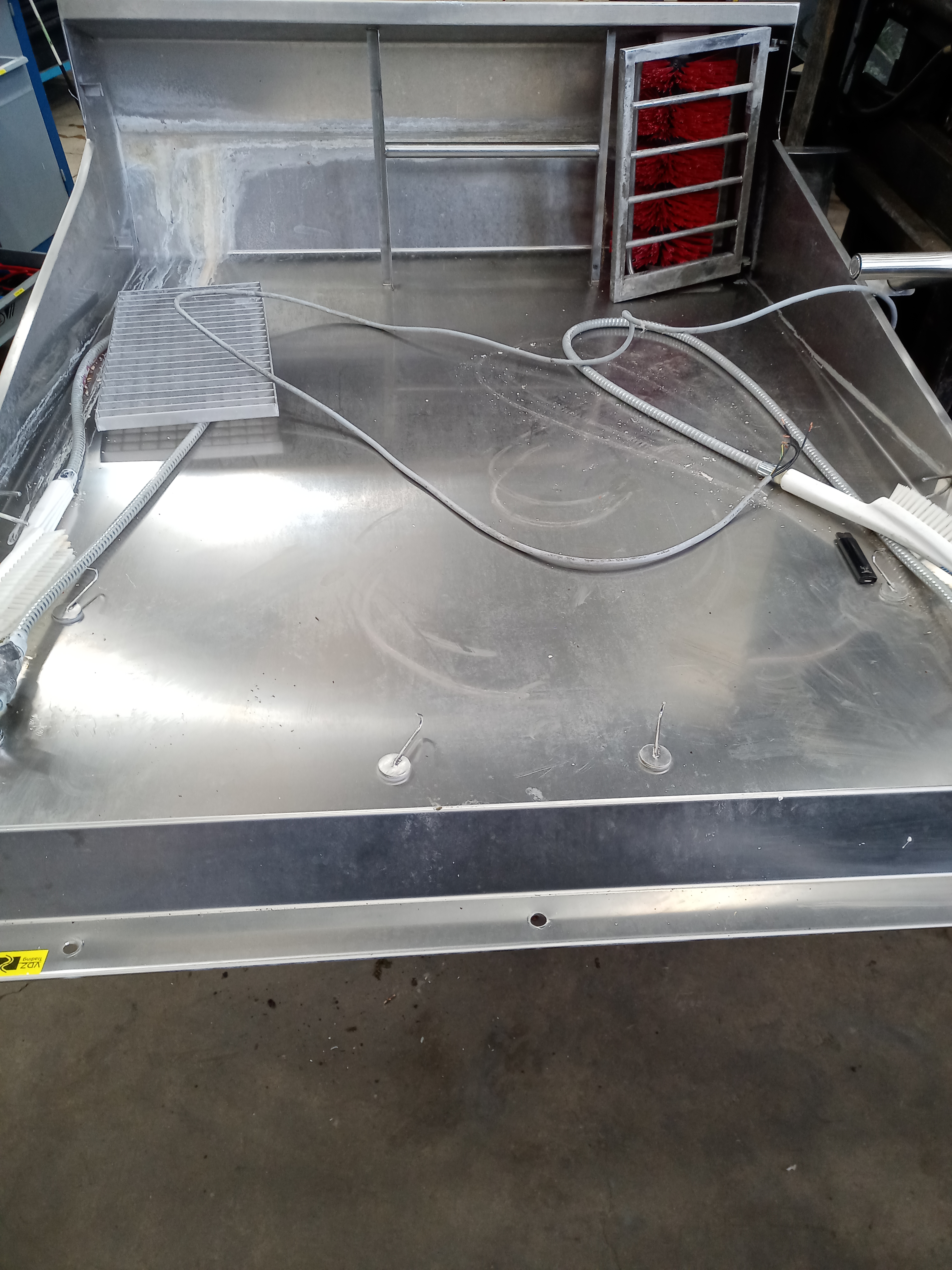Used Boots and apron washing unit