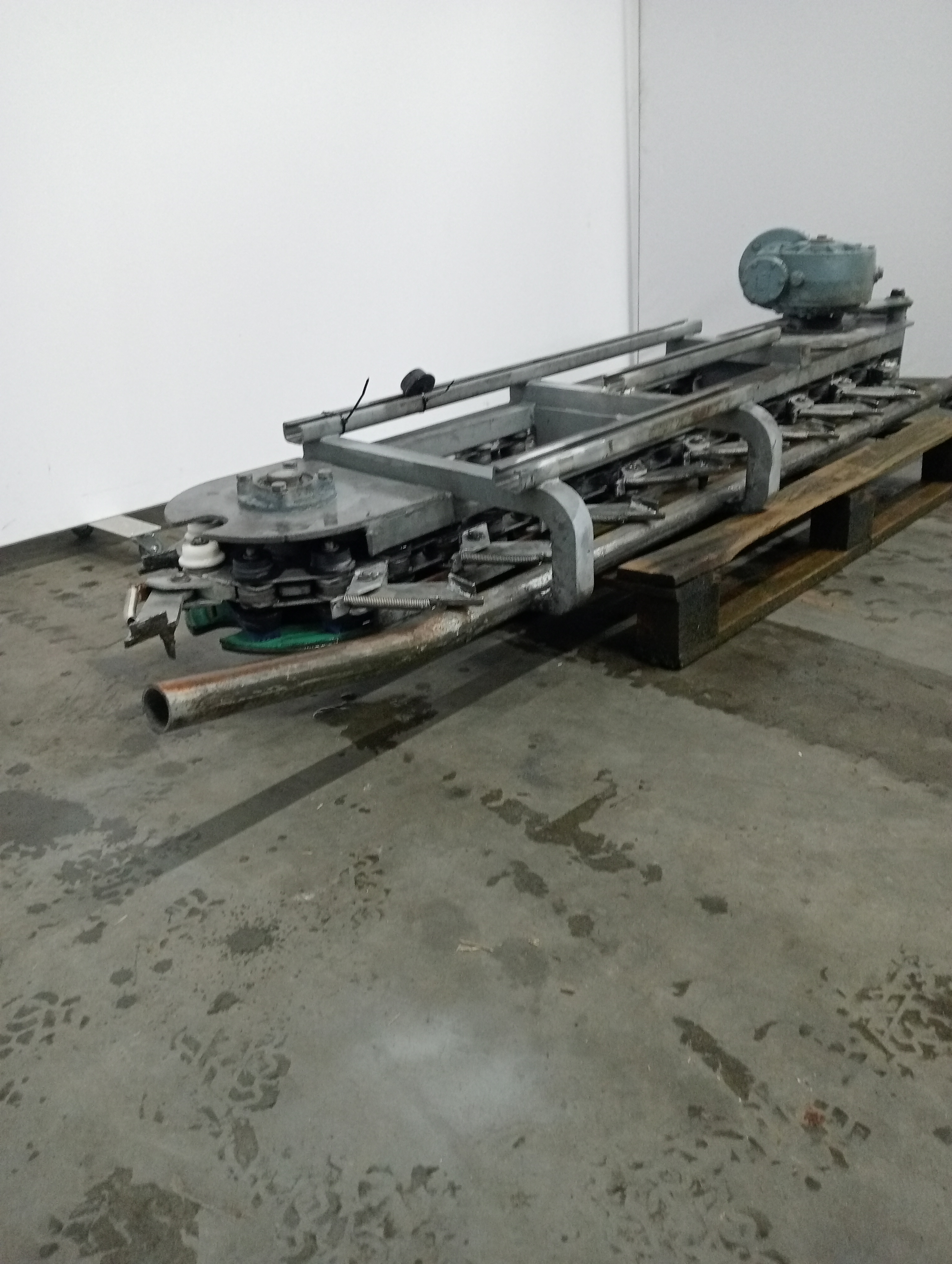 Used Lift conveyor empty hooks