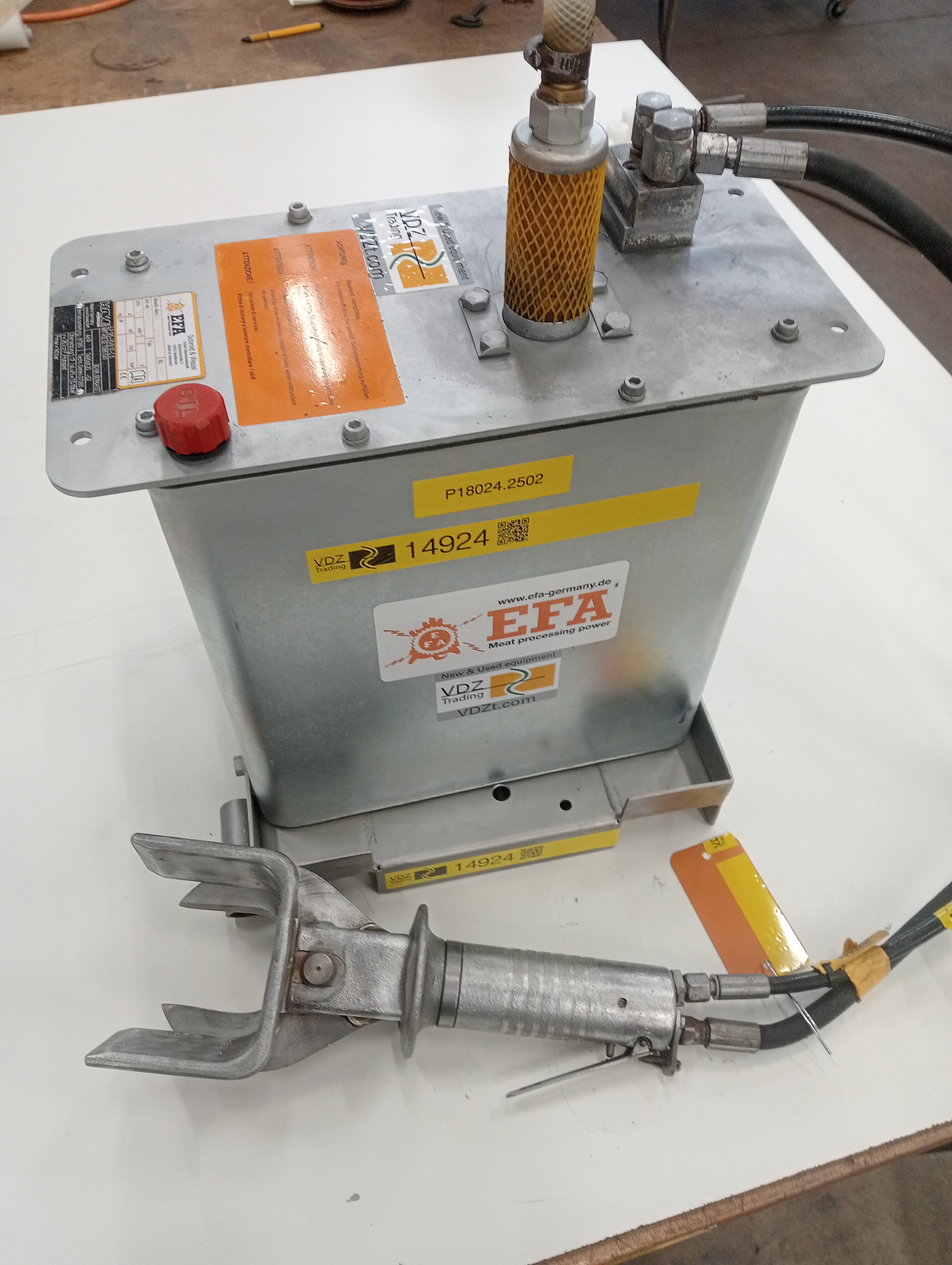 Used Claw and leg cutter set with hydraulic unit and balancer