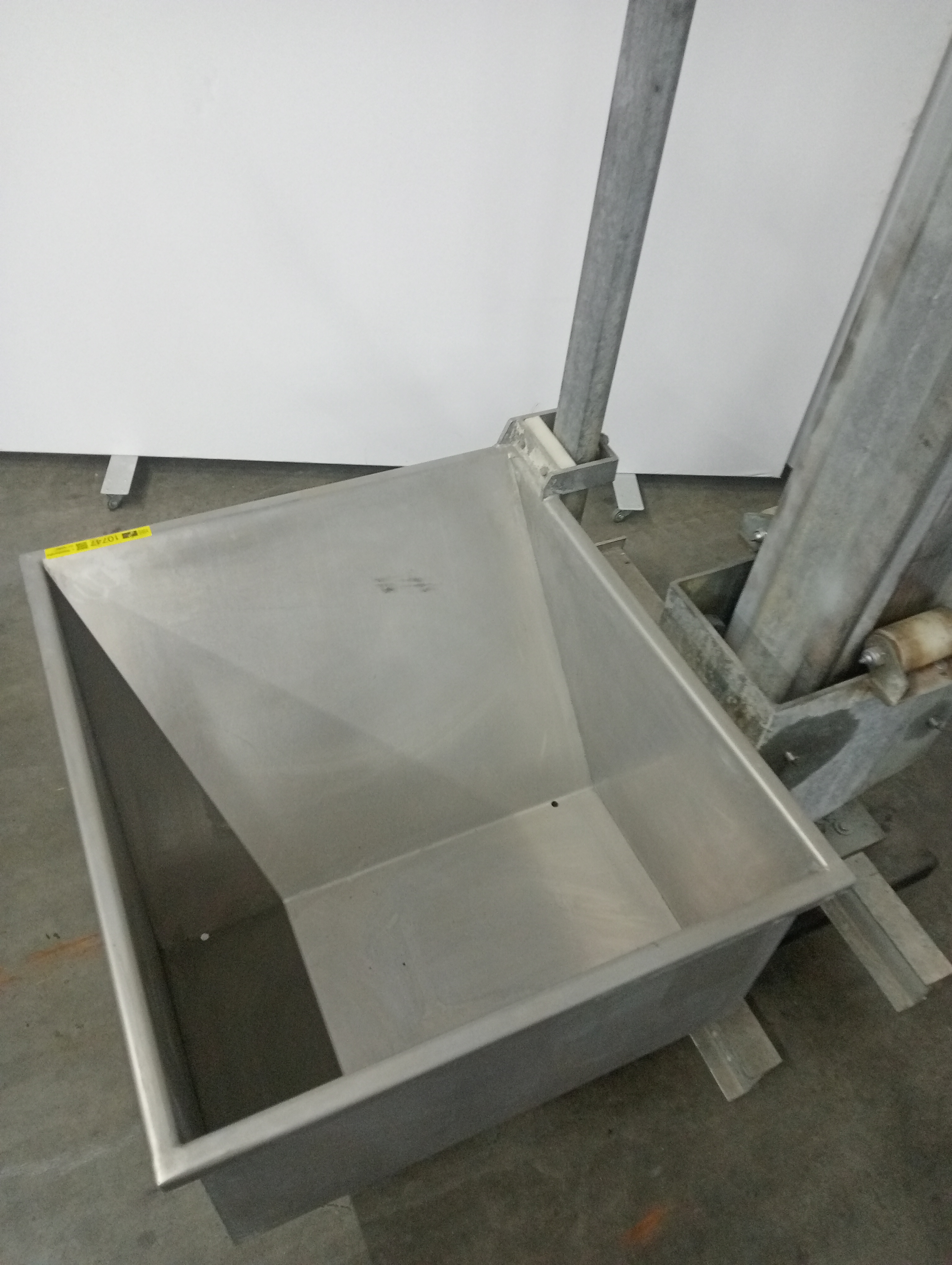 Used Bin lift and tipper