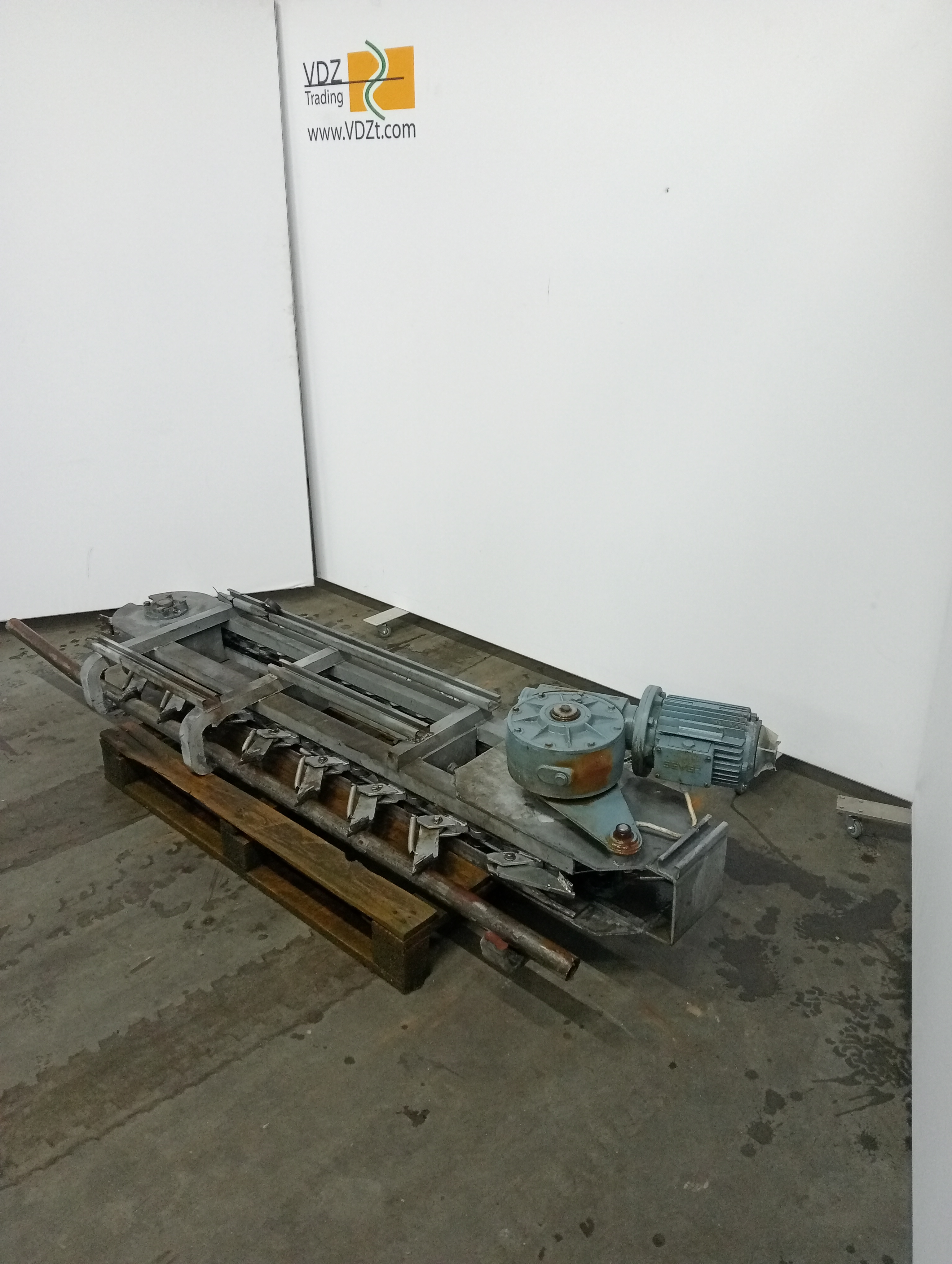 Used Lift conveyor empty hooks