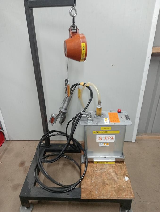 Used Claw and leg cutter set with hydraulic unit and balancer