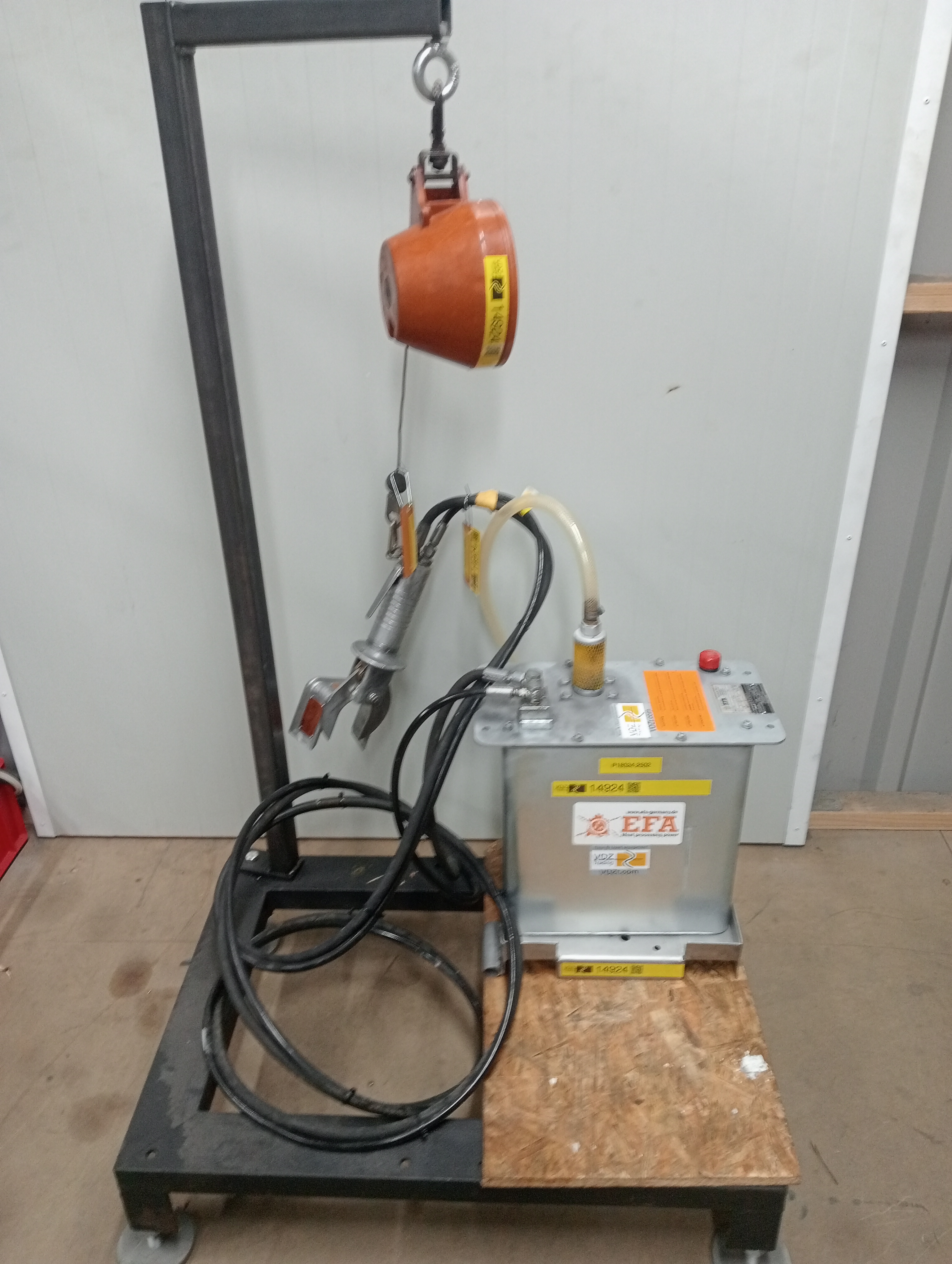 Used Claw and leg cutter set with hydraulic unit and balancer