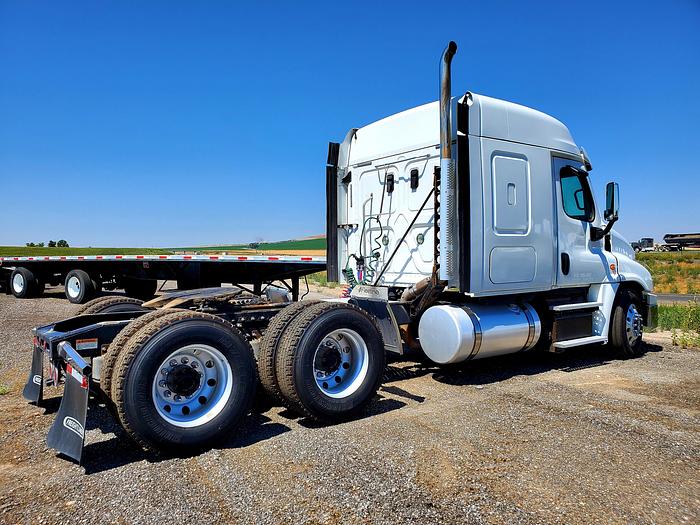 Used 2017 Freightliner Cascadia Truck w/ Sleeper