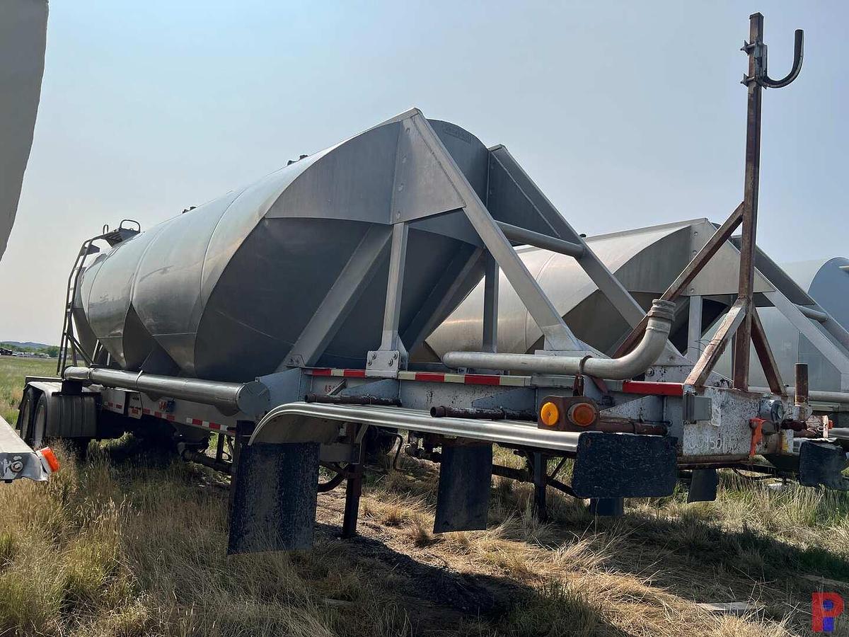 Used 1981 FREUHAUF MODEL: HAB-T2J 840 T/A PNEUMATIC TRAILER