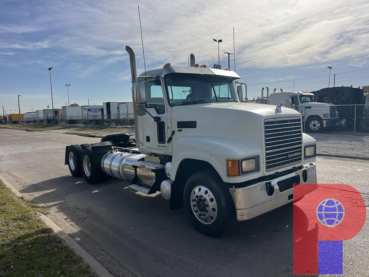 Used 2014 MACK PINNACLE CHU613 T/A DAY CAB TRUCK