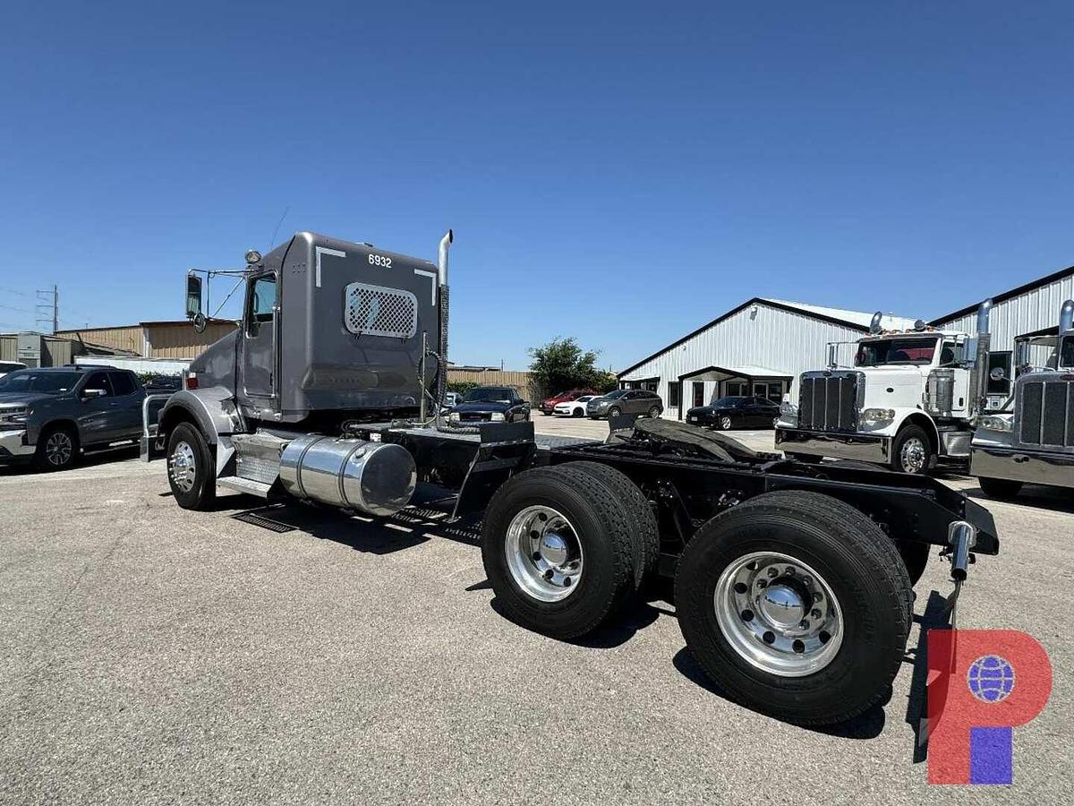 Used 2013 KENWORTH T800 T/A DAYCAB TRUCK TRACTOR