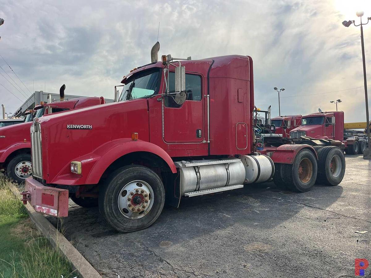 Used 2010 KENWORTH T800 T/A 36” SLEEPER TRUCK