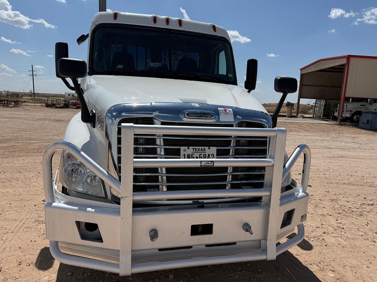 Used 2009 FREIGHTLINER CASCADIA T/A DAYCAB WINCH TRUCK