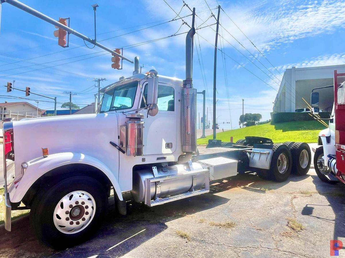 Used 2001 FREIGHTLINER FLD120 SD T/A DAY CAB TRUCK TRACTOR
