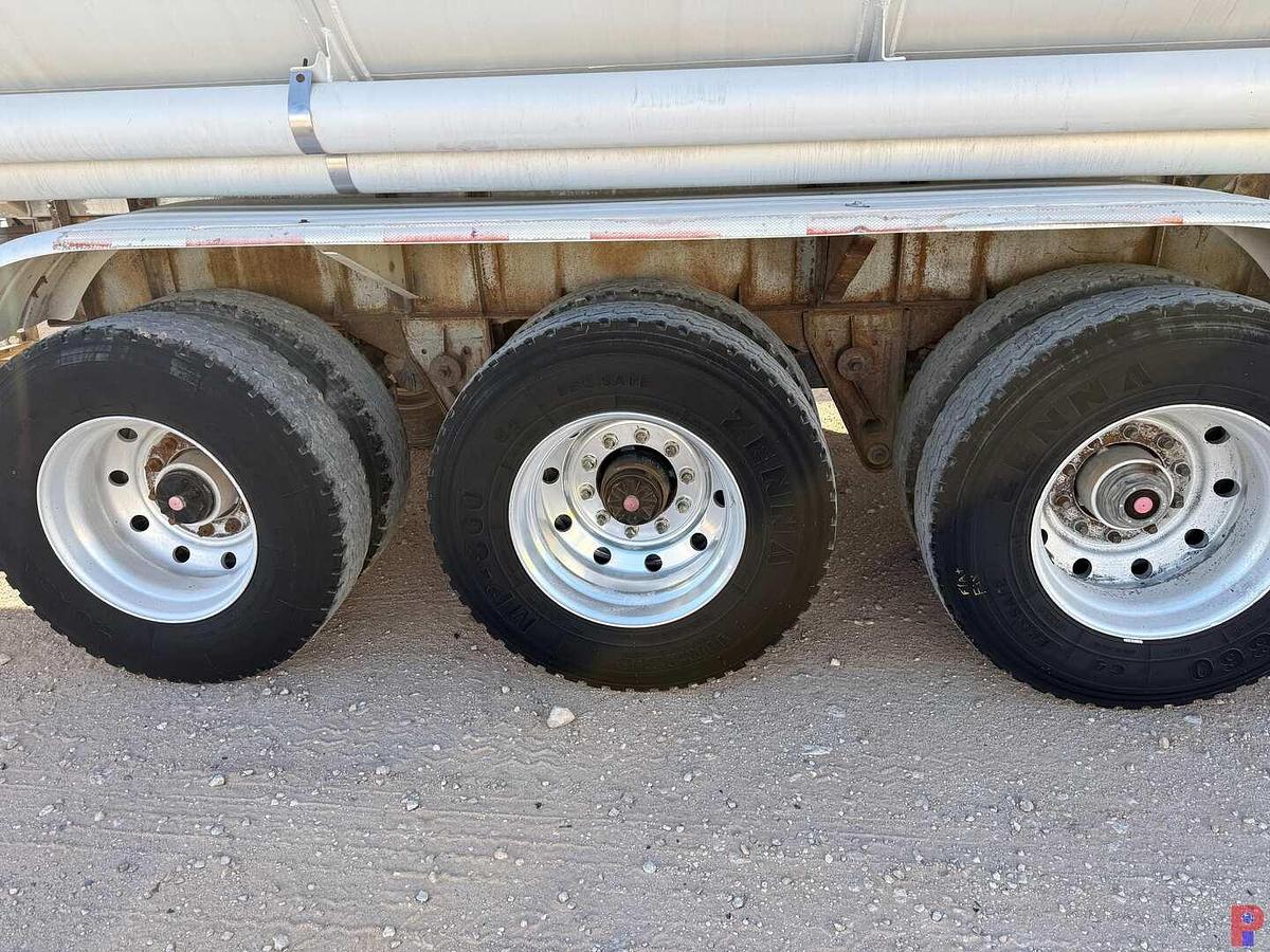 Used 1988 FRUEHAUF 4-COMPARTMENT 10,200 GAL. FUEL TANK TRAILER