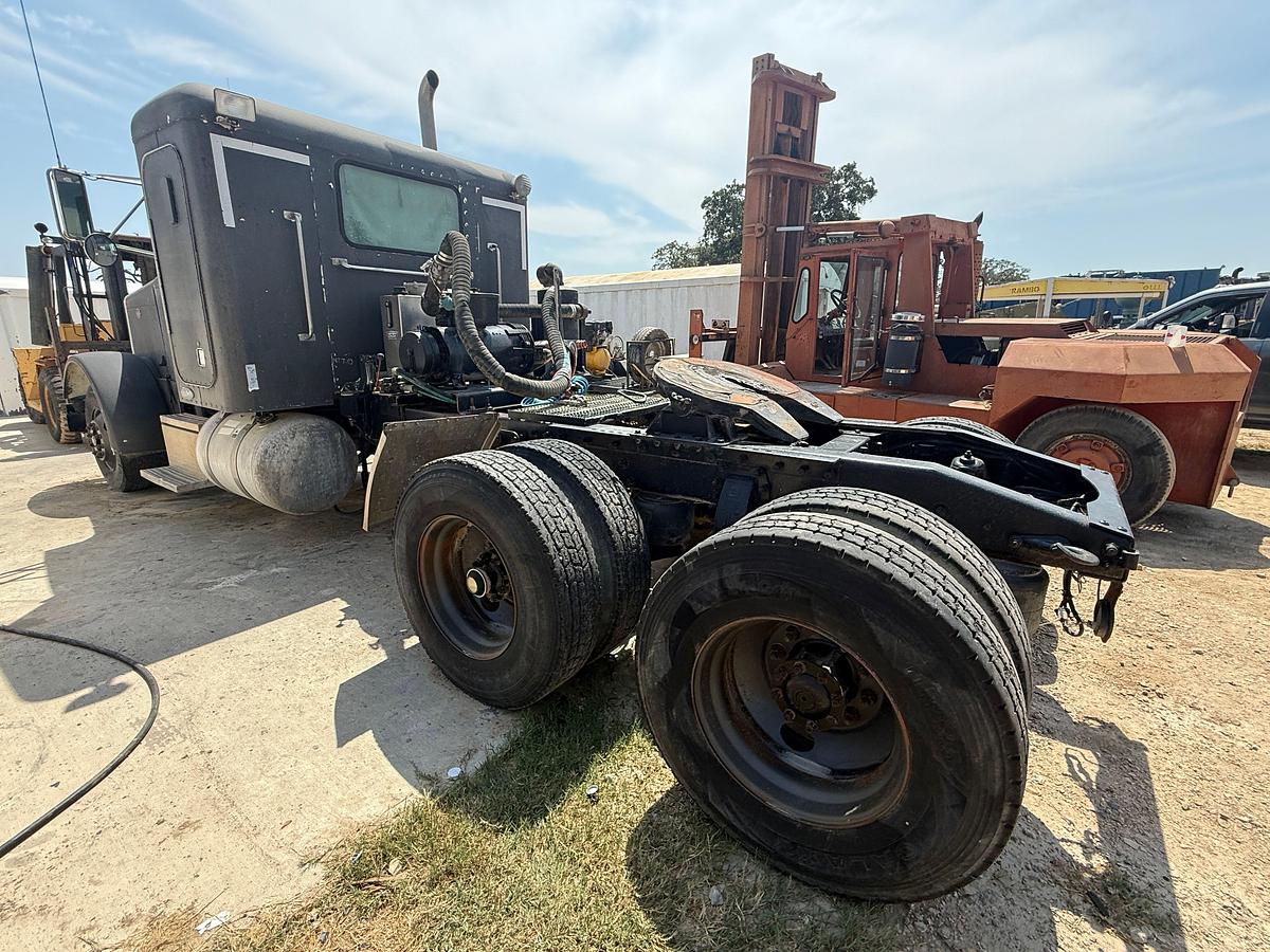 Used 2002 PETERBILT 379 T/A 36” SLEEPER TRUCK W/ VAC PUMP