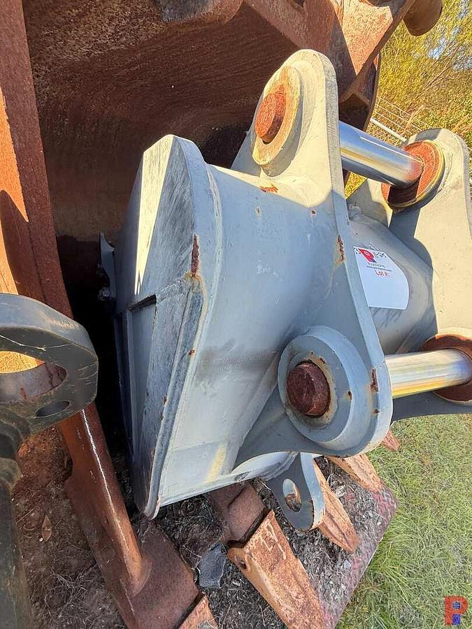 Used LUIGONG 28” 4-TOOTH EXCAVATOR BUCKET