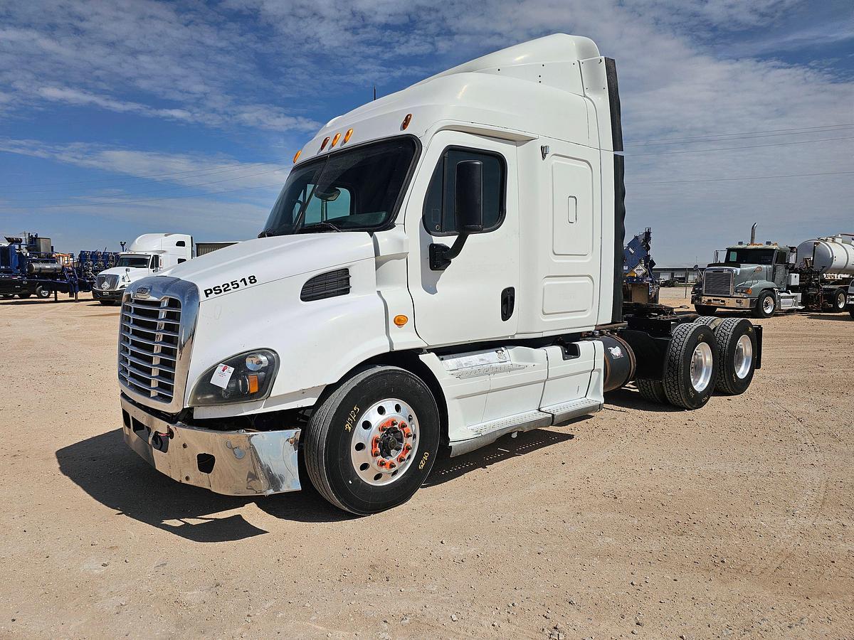 Used 2011 FREIGHTLINER CASCAIDA SLEEPER TRUCK