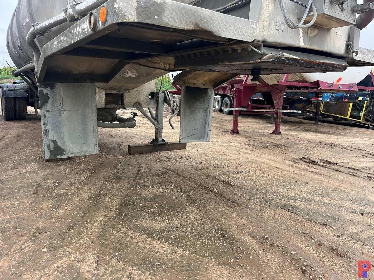 Used 1966 FRUEHAUF PNEUNATIC BULK TRAILER
