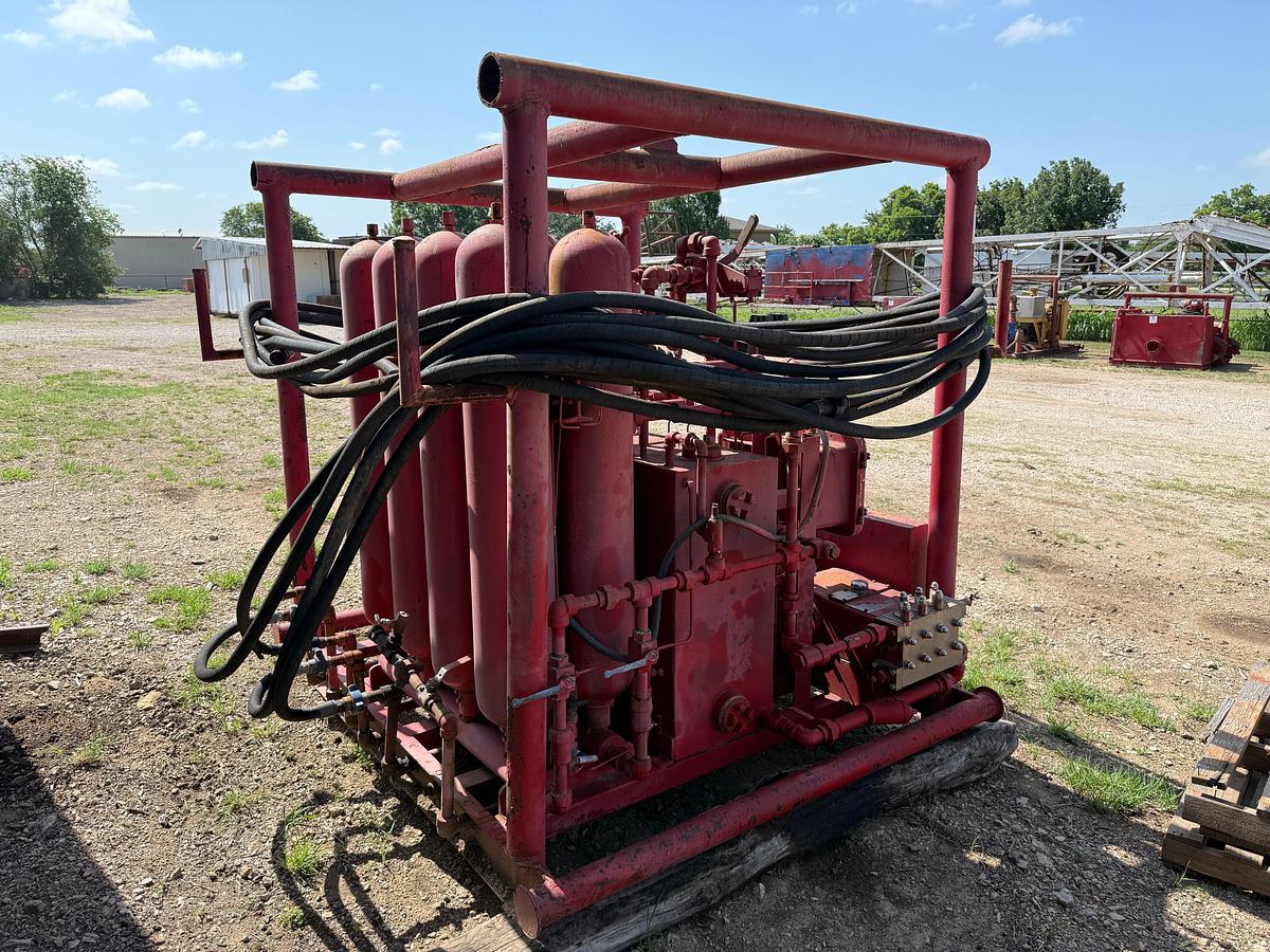 Used 4-STATION 8-BOTTLE ACCUMULATOR CLOSING UNIT, SKIDDED