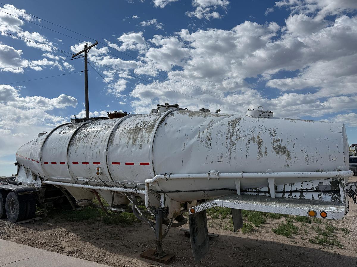 Used 1966 FRUEHAUF   T/A PNEUMATIC DRY BULK TRAILER