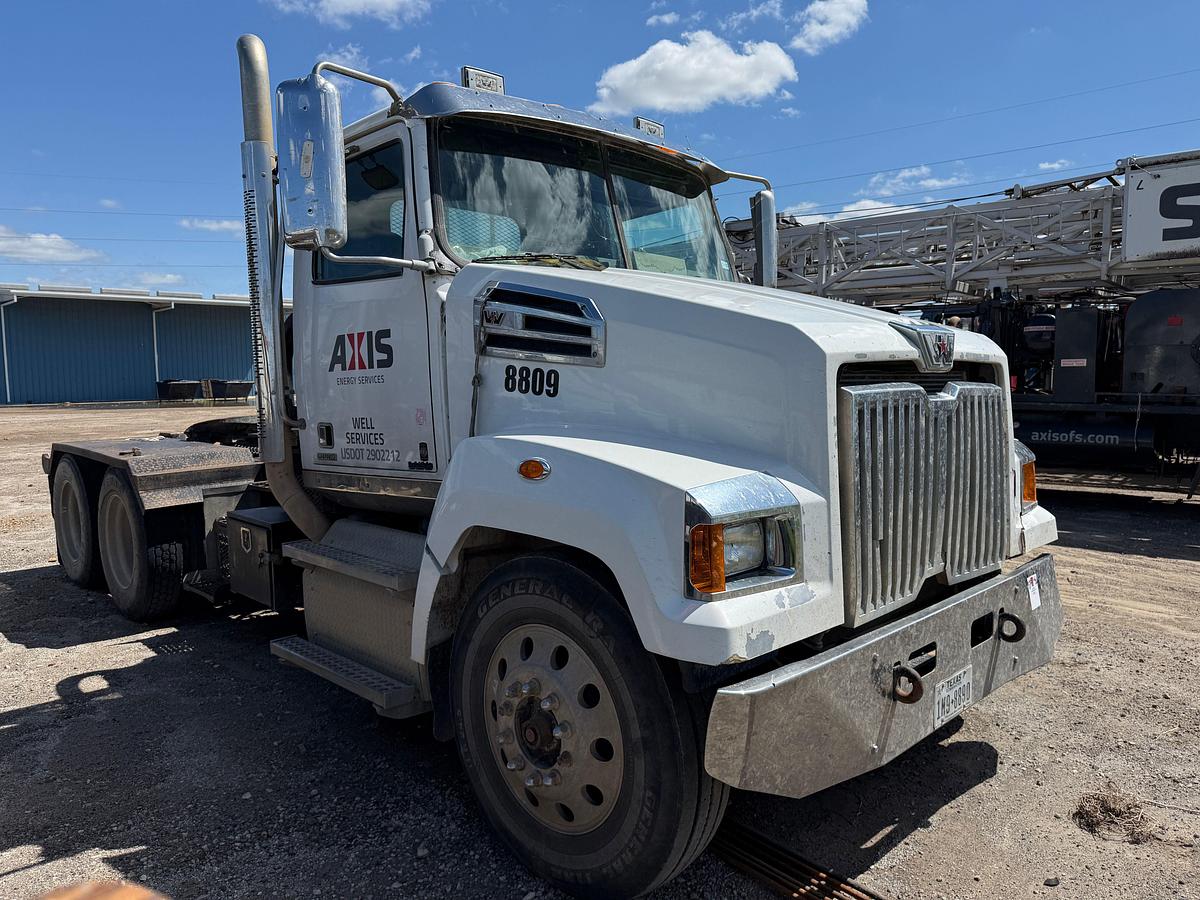 Used 2018 WESTERN STAR 4700 SF T/A 65K HYD SLICK BACK WINCH TRUCK