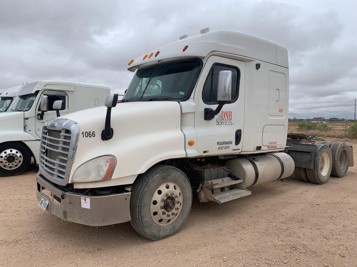 Used 2010 Freightliner Cascadia Sleeper Truck