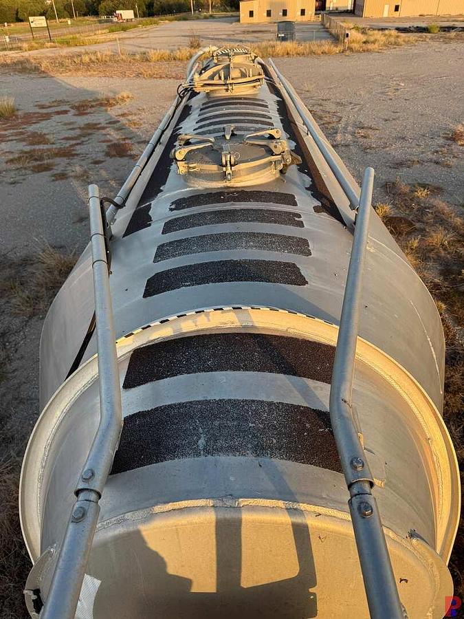 Used 2017 HEIL TRAILER  1040 CU. FT. T/A PNEUMATIC DRY BULK TRAILER