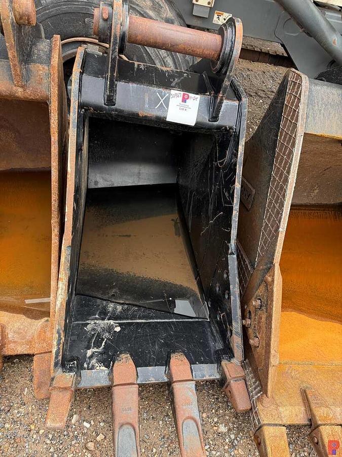 Used 30” HD 4-TOOTH EXCAVATOR BUCKET