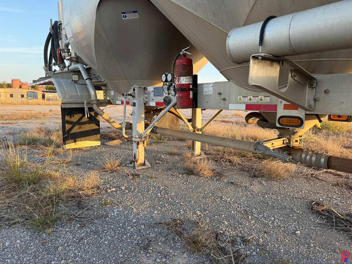 Used 2017 HEIL TRAILER  1040 CU. FT. T/A PNEUMATIC DRY BULK TRAILER