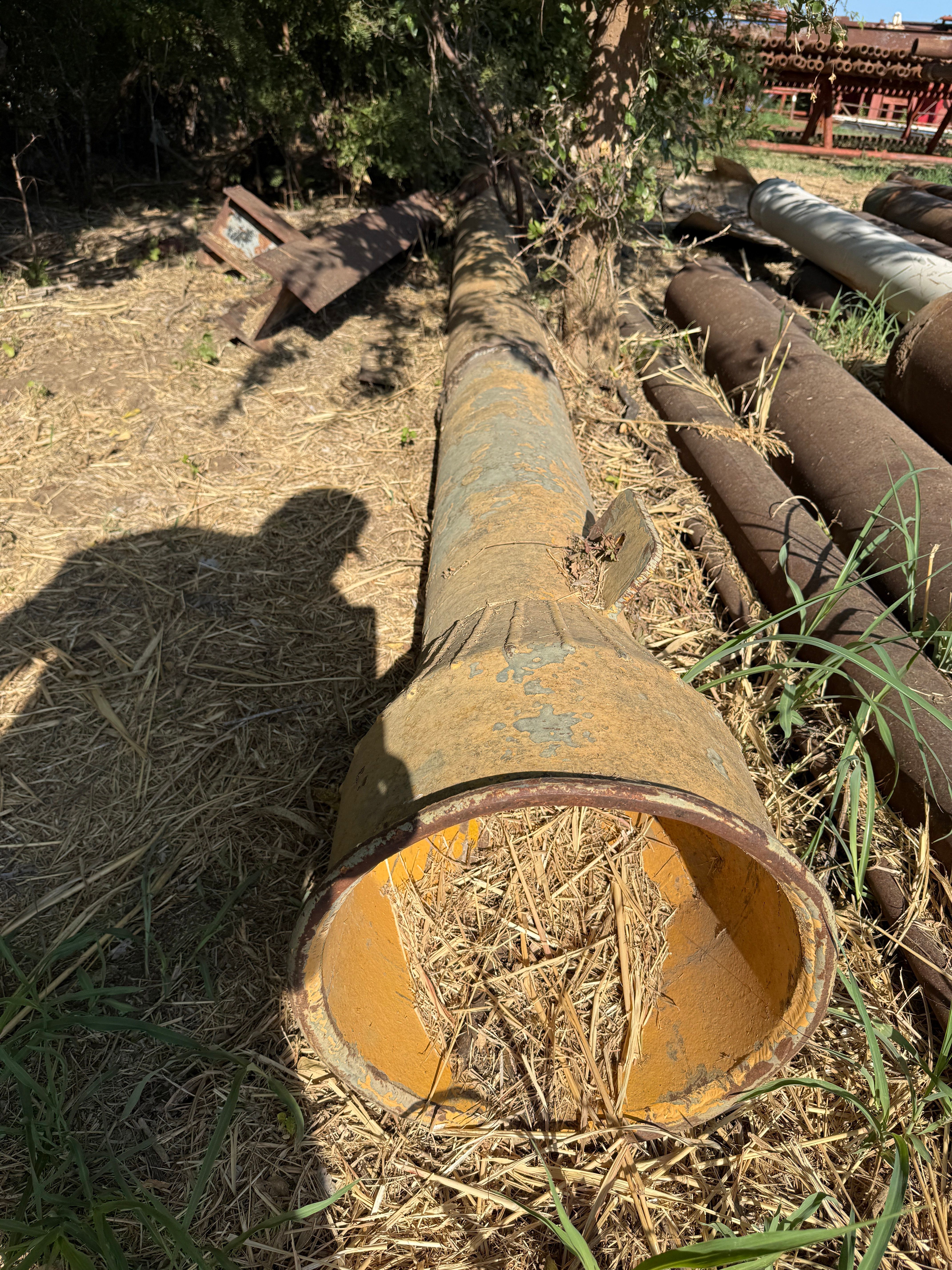 Used (1) 5-1/2” OCT. KELLY, BUSHING, RATHOLE, & PILE OF VARIOUS MUD HOSES & PIPE MOSTLY 8”