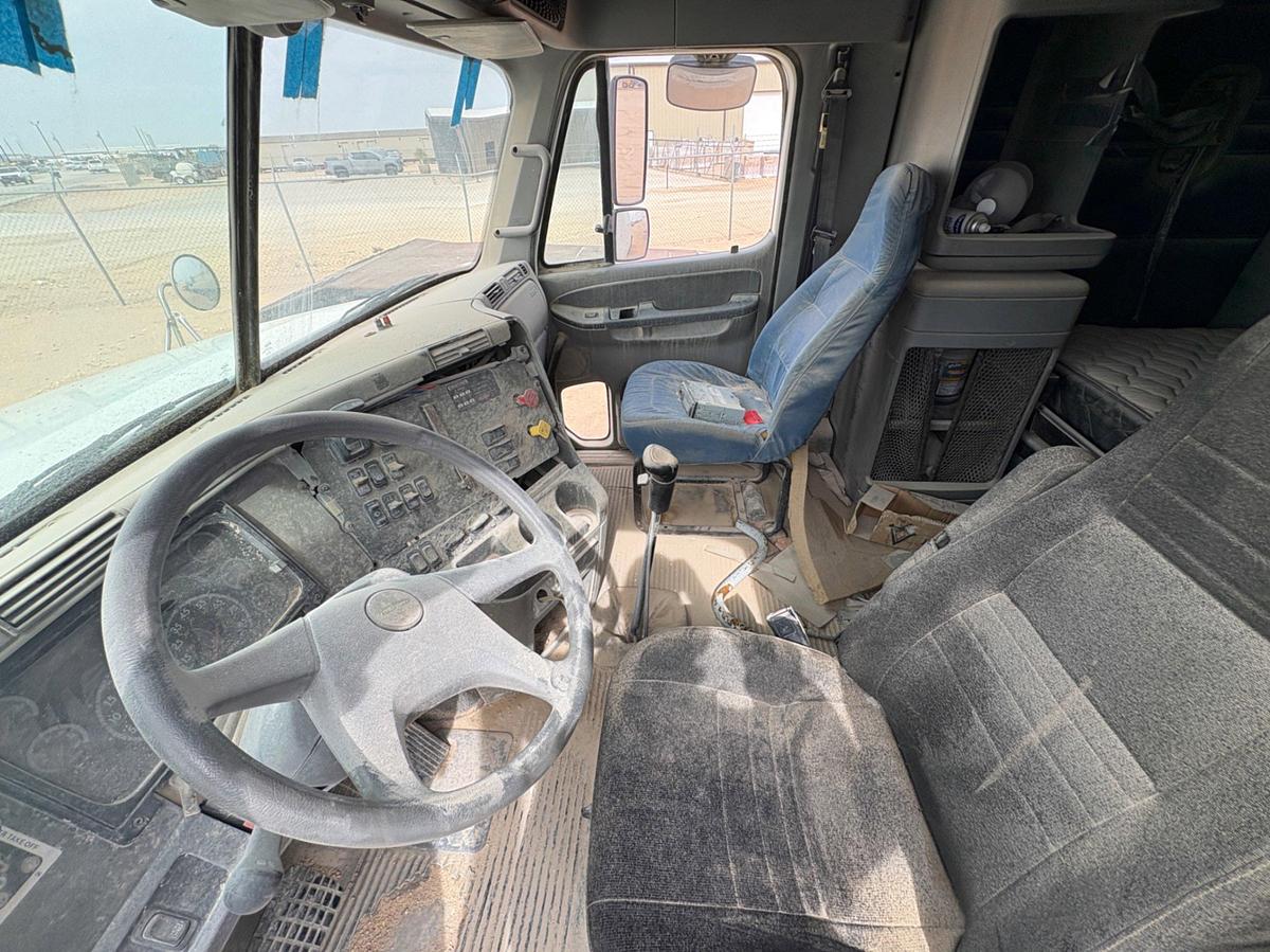 Used 2006 FREIGHTLINER COLUMBIA 120 T/A SLEEPER HAUL TRUCK