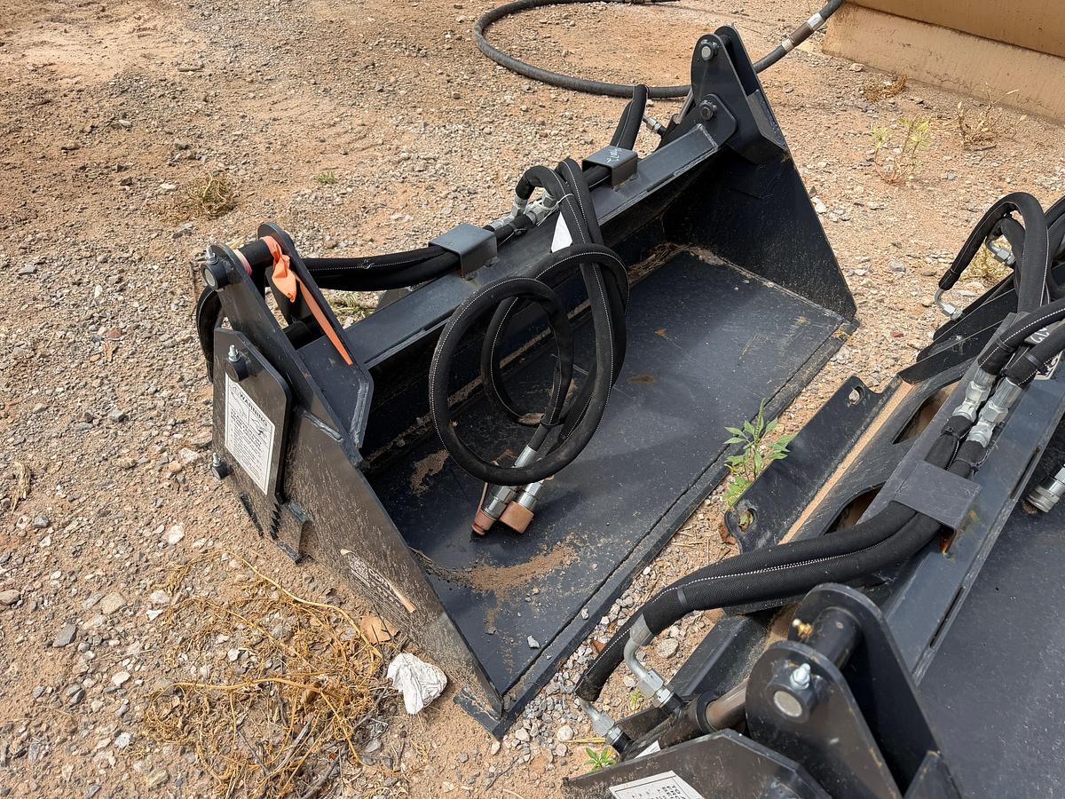 Used Unused 4-Way Mini Skid steer bucket
