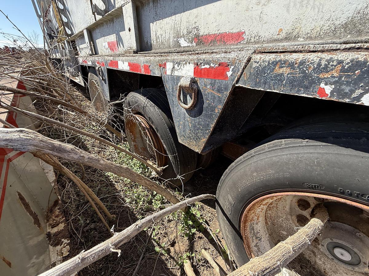 Used OILWELL SA634-5 10K WP TRIPLEX CEMENT PUMP UNIT W/ MIXING TANKS SKIDDED MTD ON 2007 LUFKIN TRI AXLE NARROW NECK LOWBOY