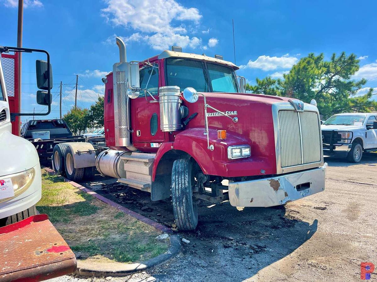 Used 2012 WESTERN STAR 4900 SB T/A 24” SLEEPER TRUCK
